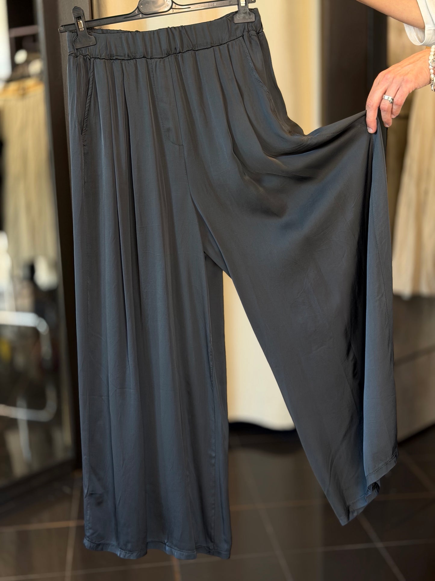 Pantalone a palazzo effetto satinato grigio in taglia unica 2890