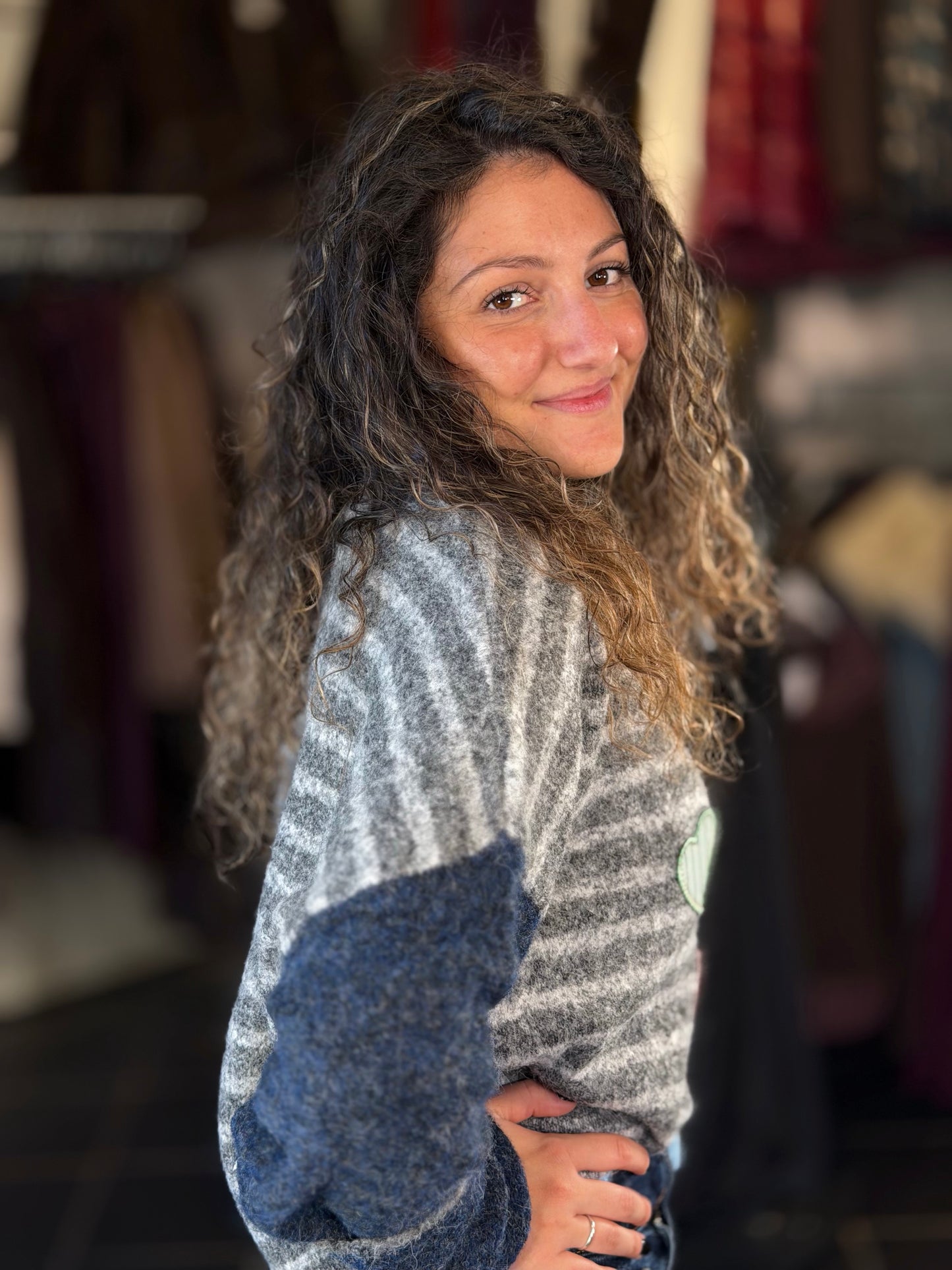 Maglioncino grigio e blu a righe con cuori in taglia unica 2470