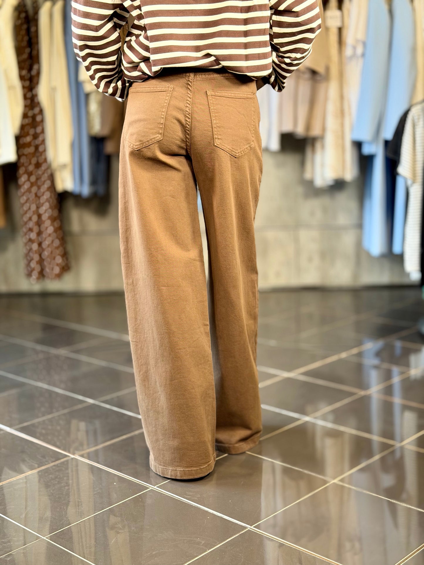Jeans a palazzo tabacco con cravatta 2060