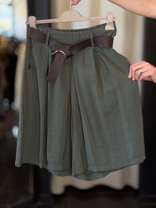 Bermuda morbido verde militare con cintura in taglia unica 2841