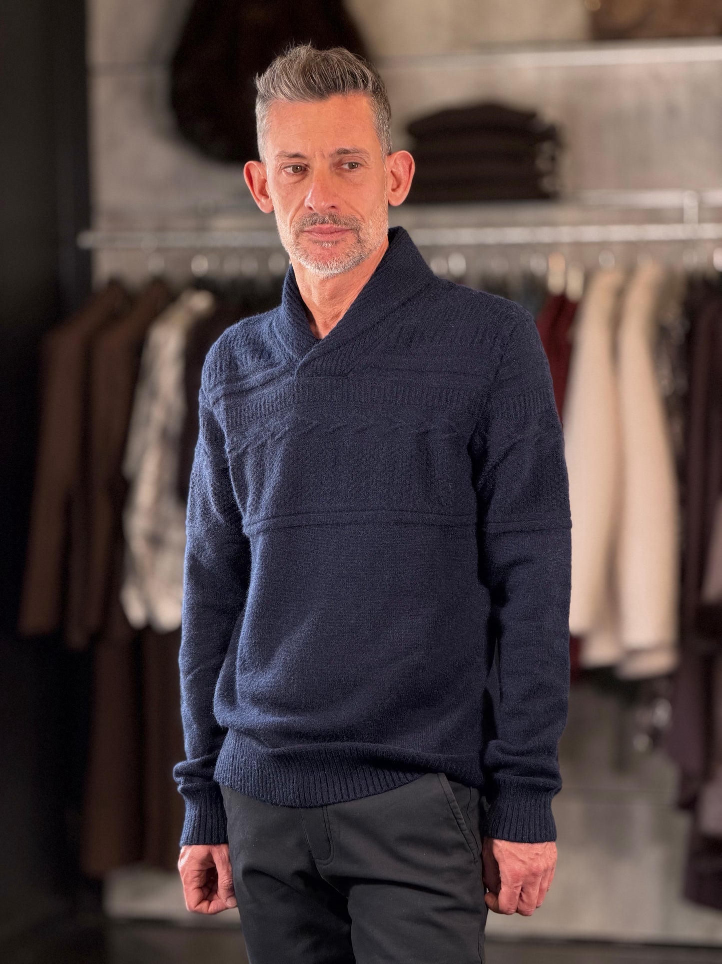 Maglione blu con collo a scialle 2566