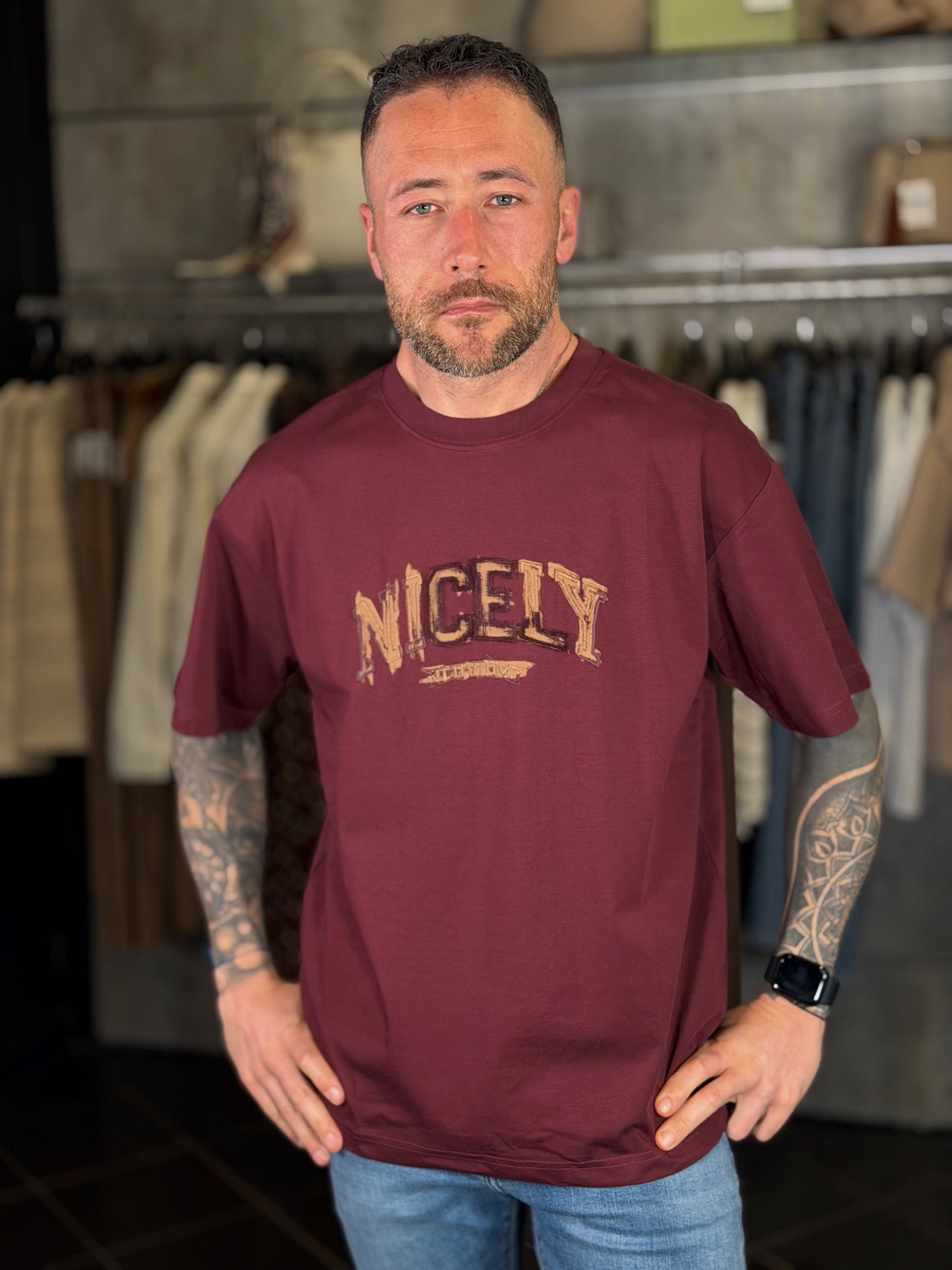 T-shirt oversize bordeaux con scritta beige 2109