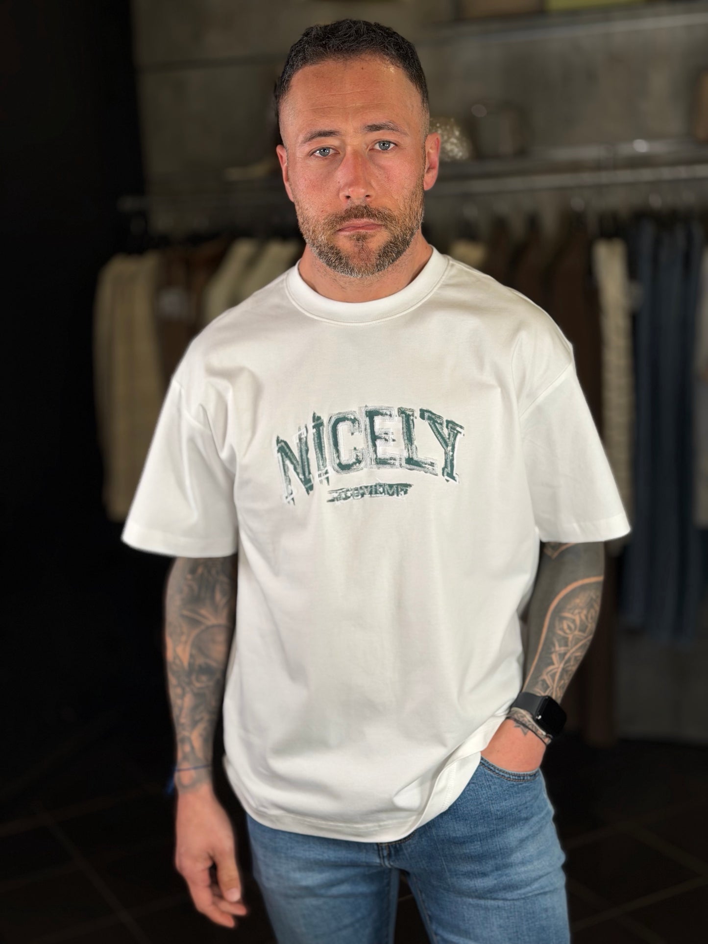 T-shirt oversize bianca con scritta verde 2108