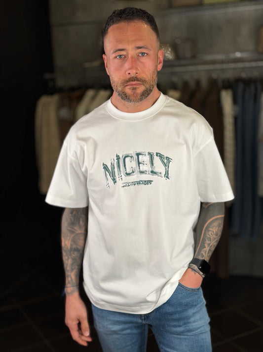 T-shirt oversize bianca con scritta verde 2108