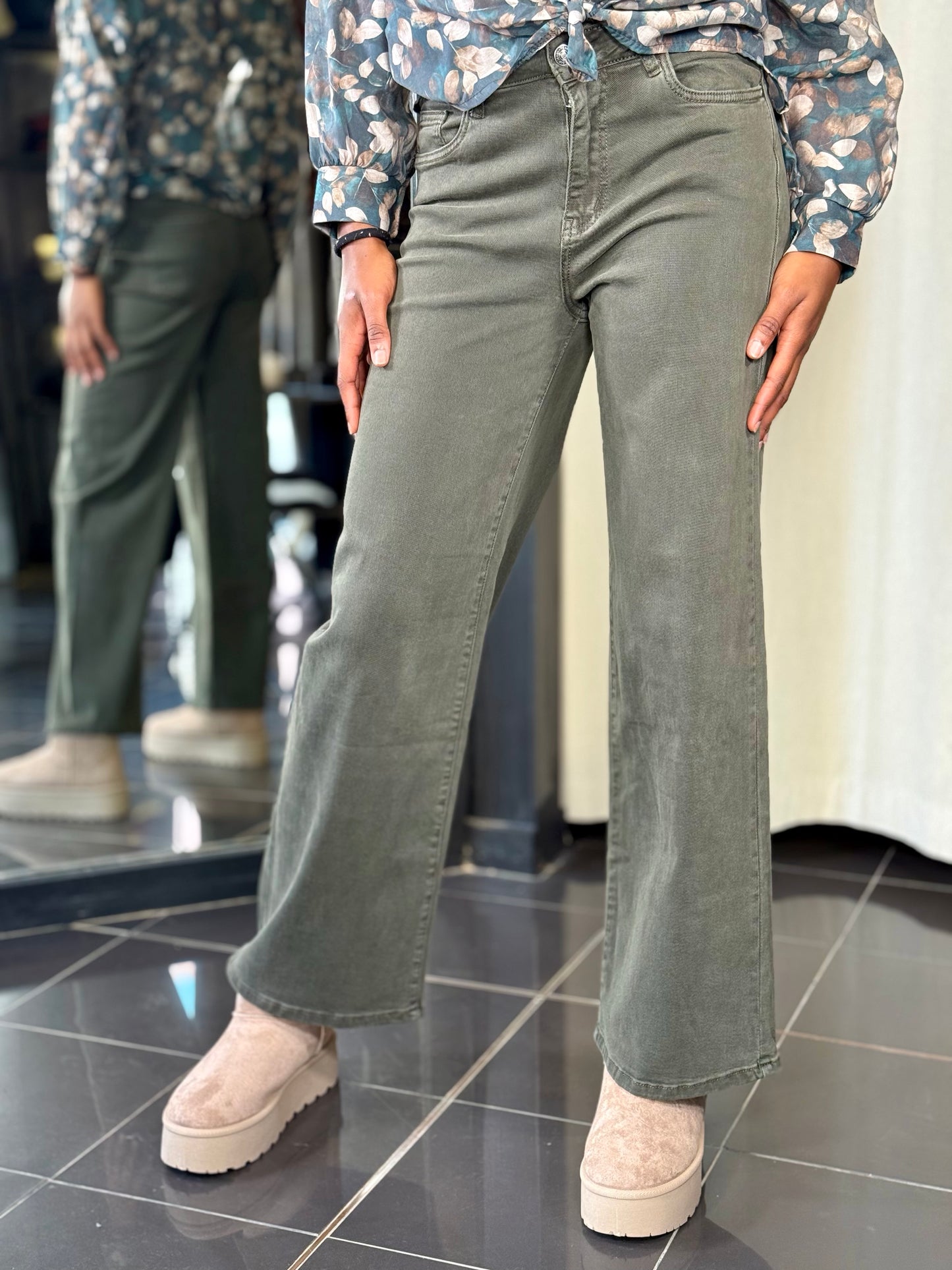 Jeans verde militare a palazzo 2042