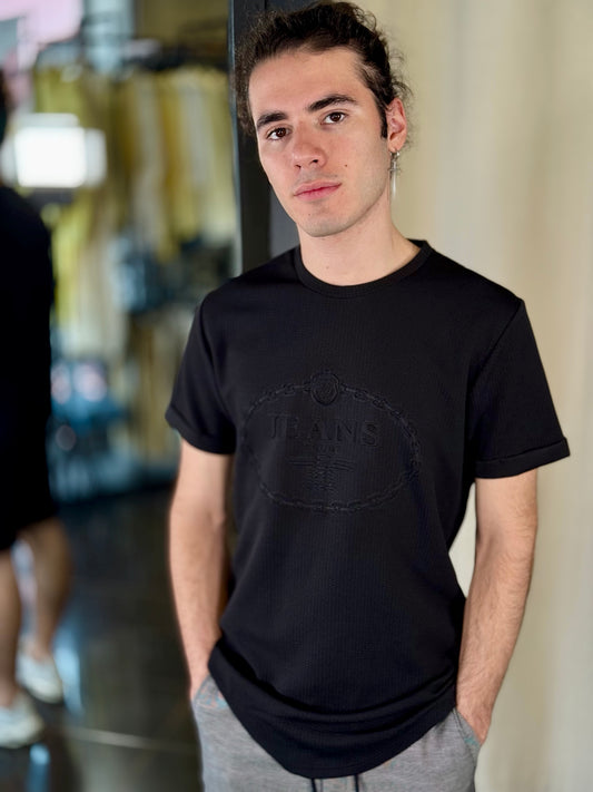 T-shirt nera con scritta tono su tono 493
