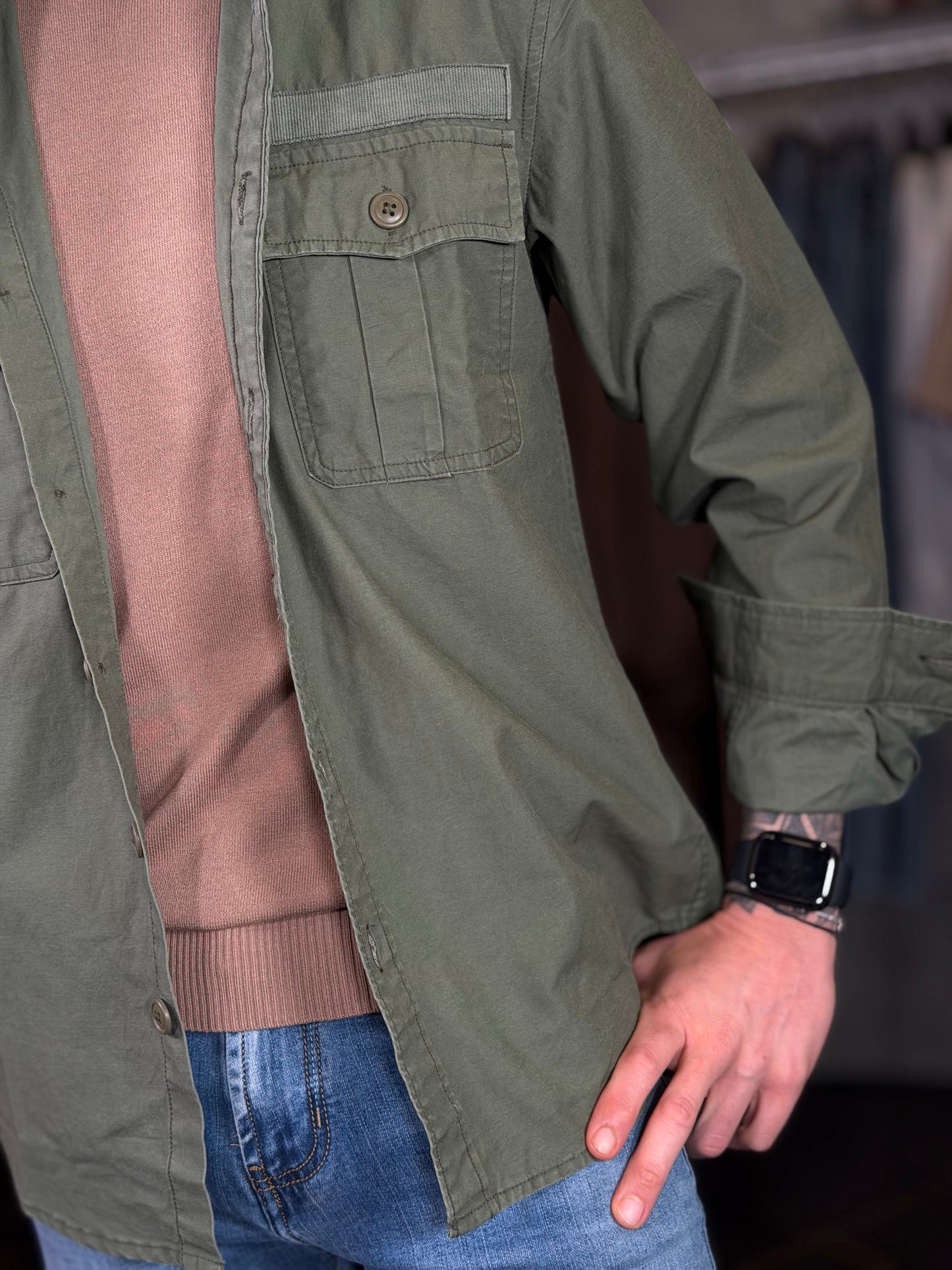 Camicia verde militare con tasche applicate 2103