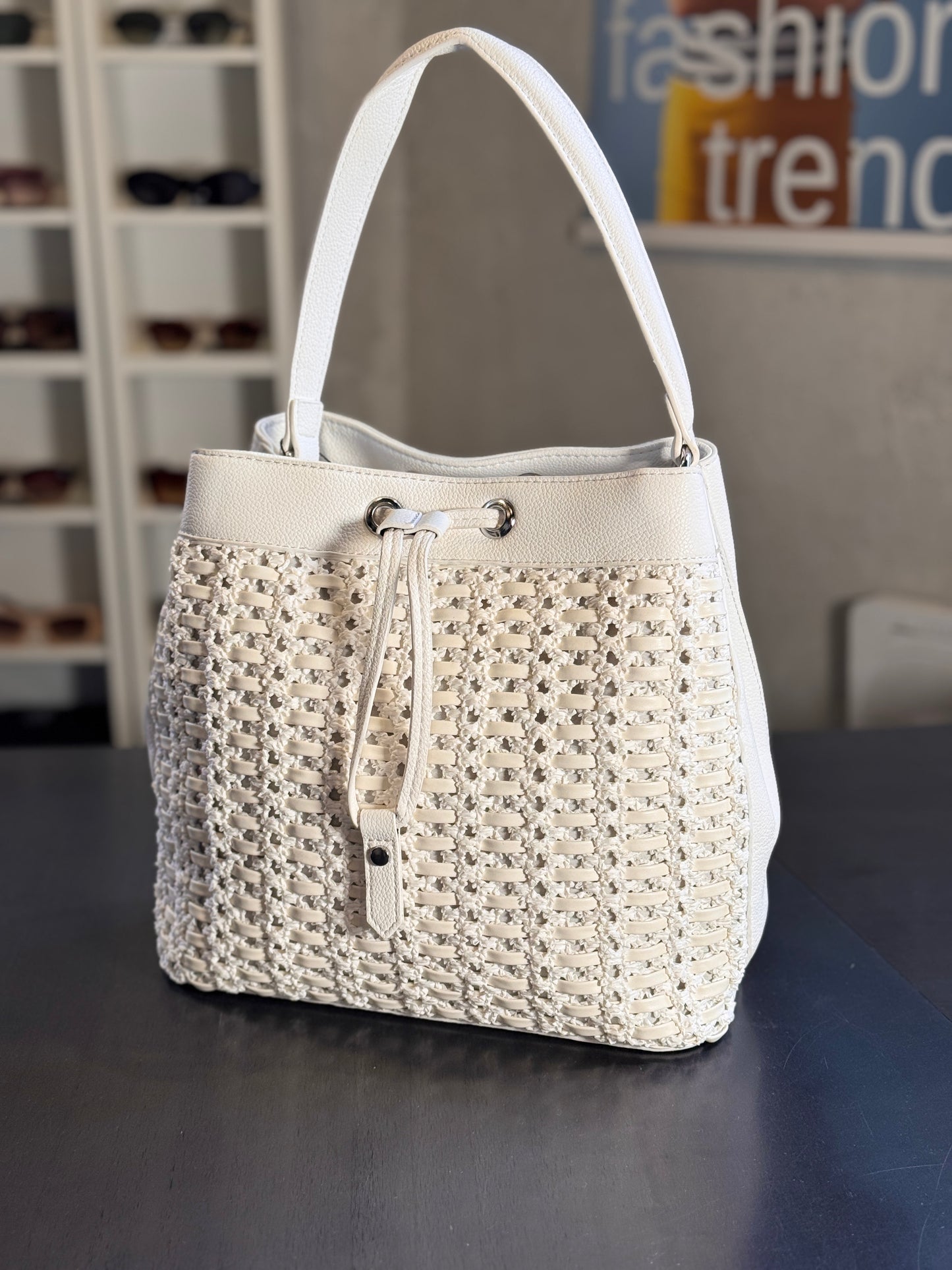 Borsa a secchiello bianca con rafia beige e tracolla all’interno 2576