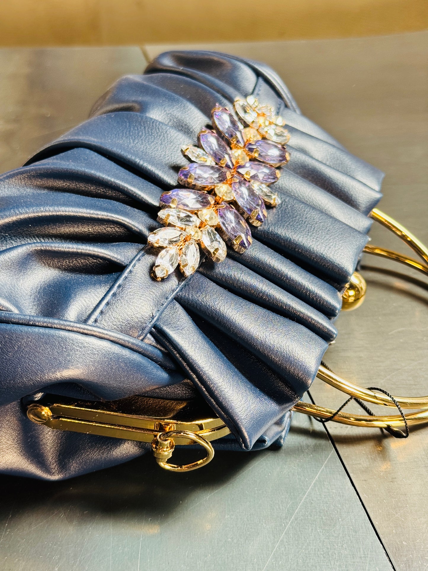 Clutch blu con inserto gioiello e tracolla all’interno 069