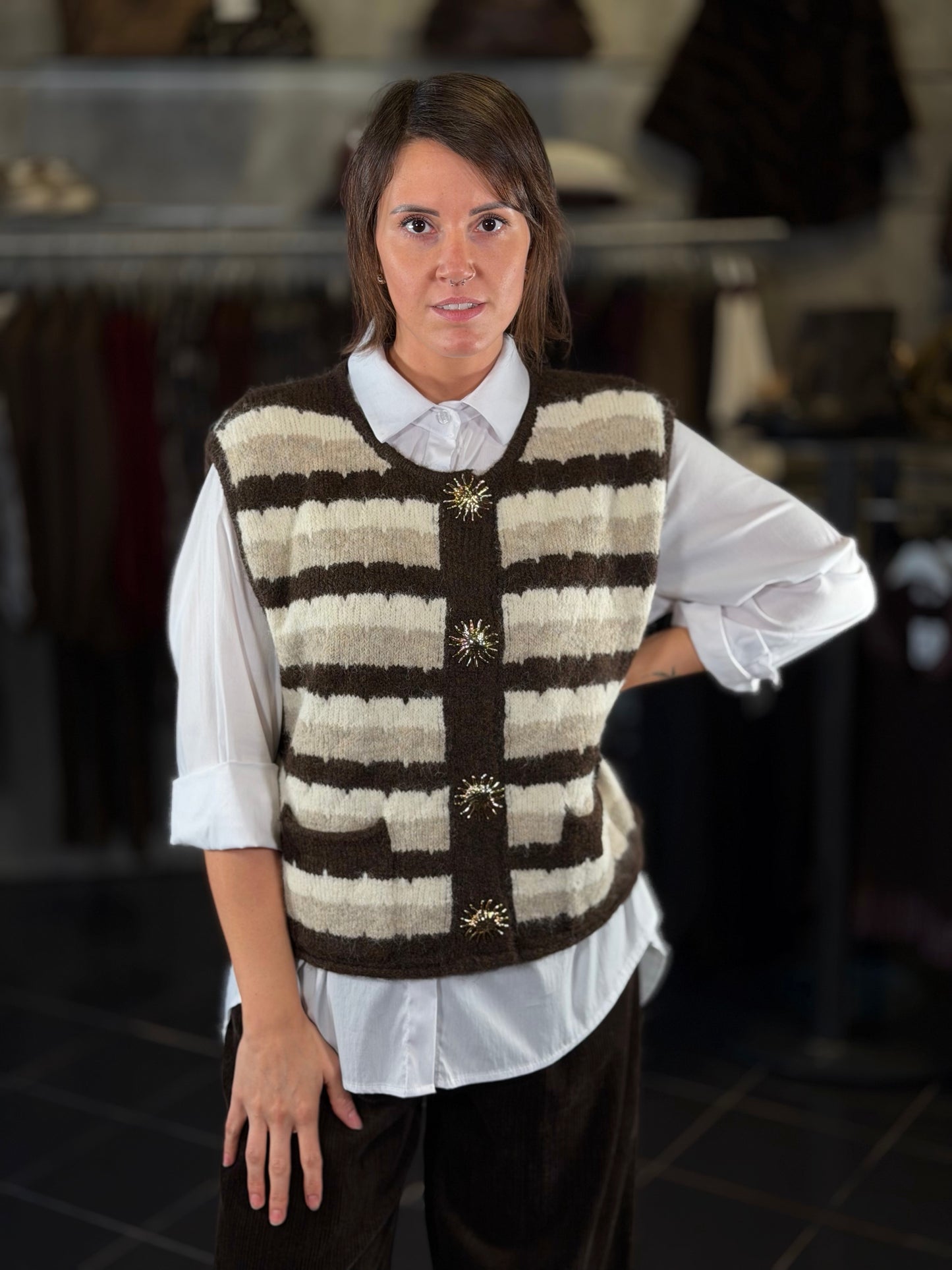 Gilet smanicato a righe marrone con bottoni gioiello in taglia unica 2450