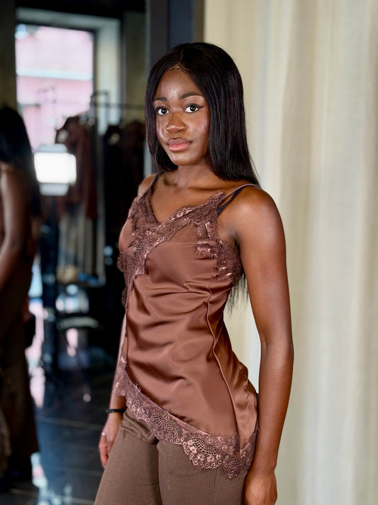 Top satinato asimmetrico con pizzo marrone in taglia unica 2240
