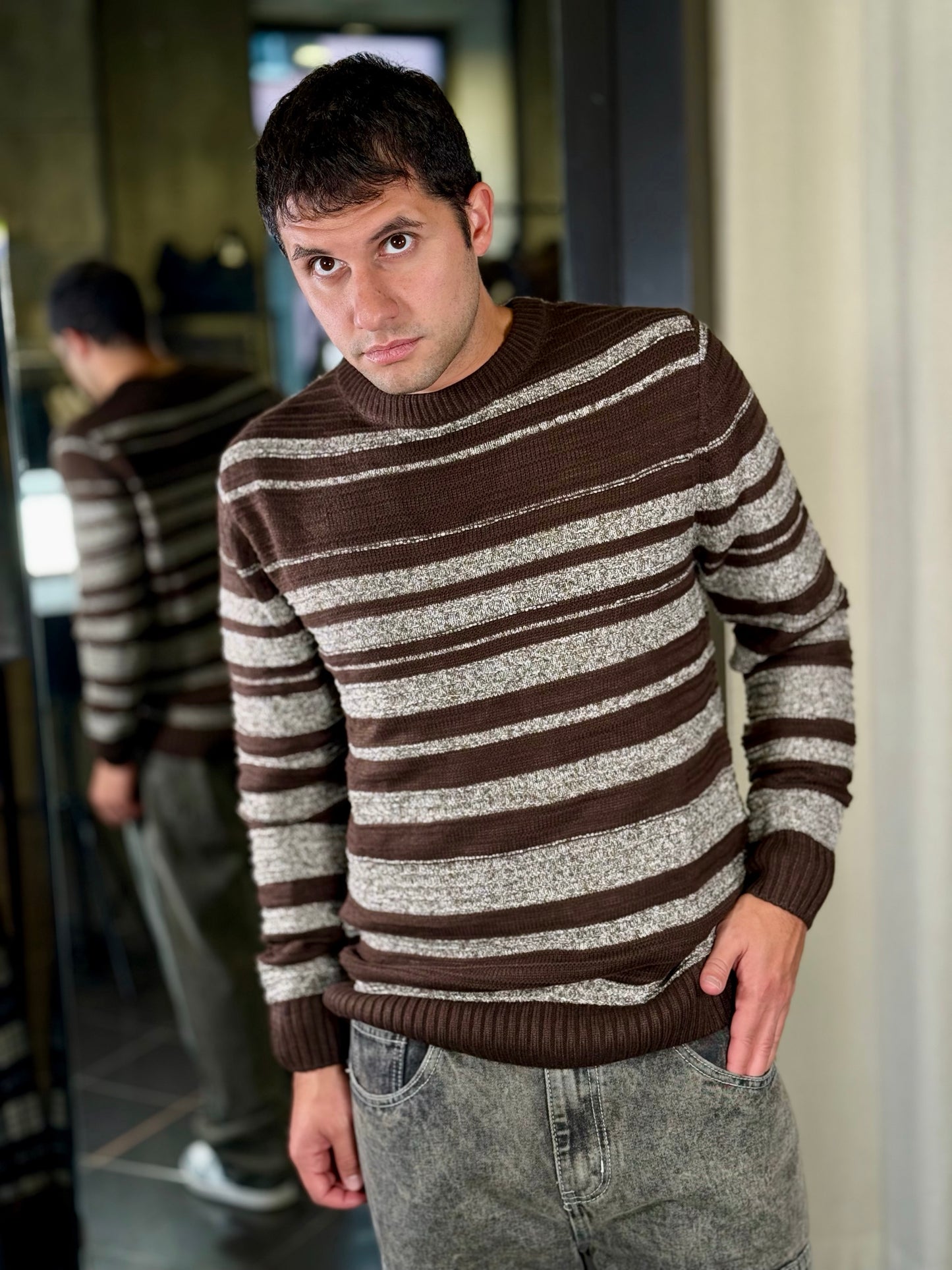 Maglione marrone con righe bianche 2304