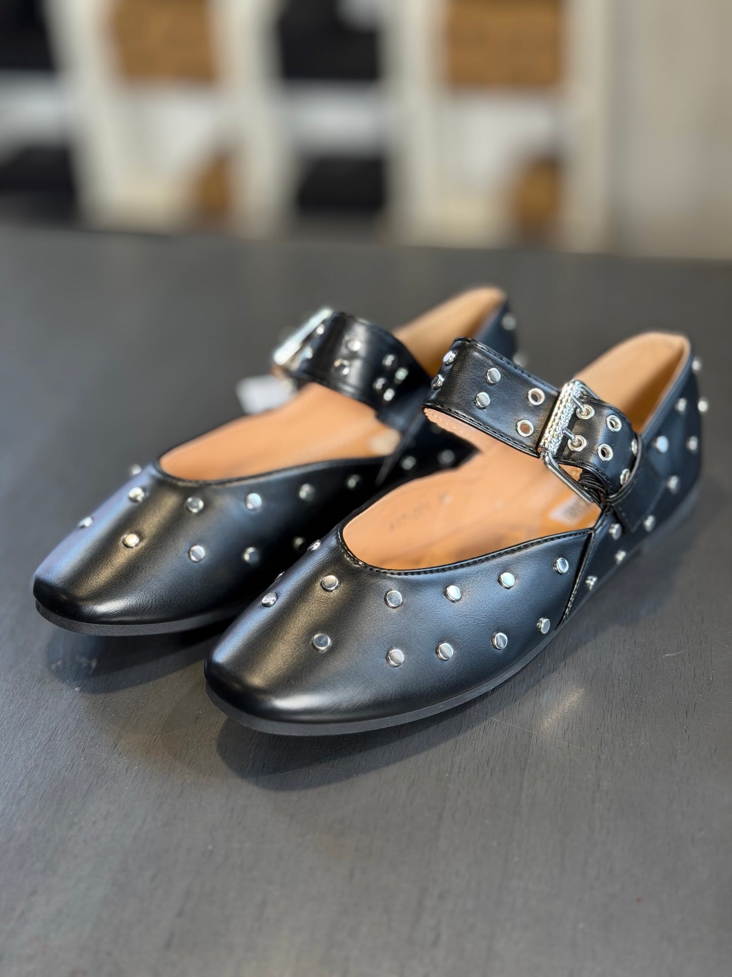 Ballerina nera in similpelle con fibbia e borchie argento 2002