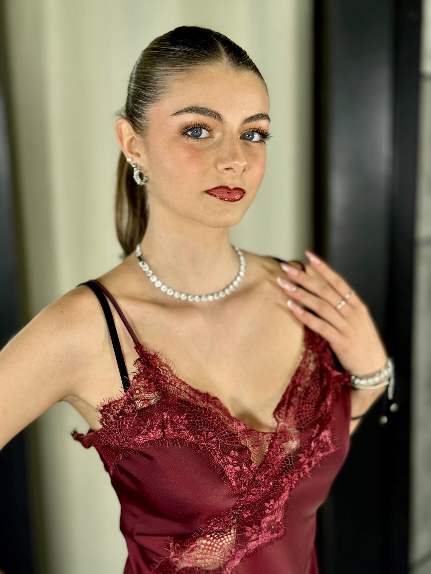 Top satinato asimmetrico con pizzo bordeaux in taglia unica 2201
