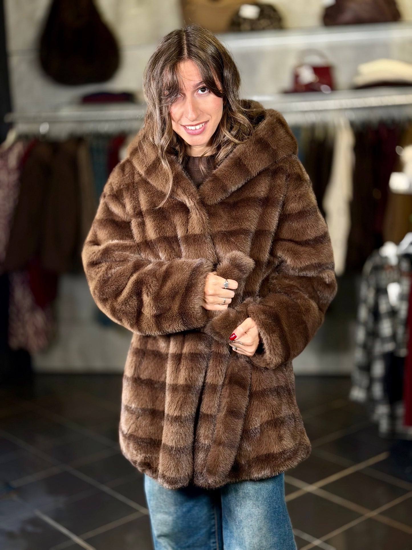 Eco pelliccia marrone con effetto riga più scura con cappuccio e cintura in taglia unica 2377