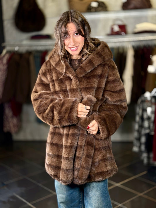 Eco pelliccia marrone con effetto riga più scura con cappuccio e cintura in taglia unica 2377