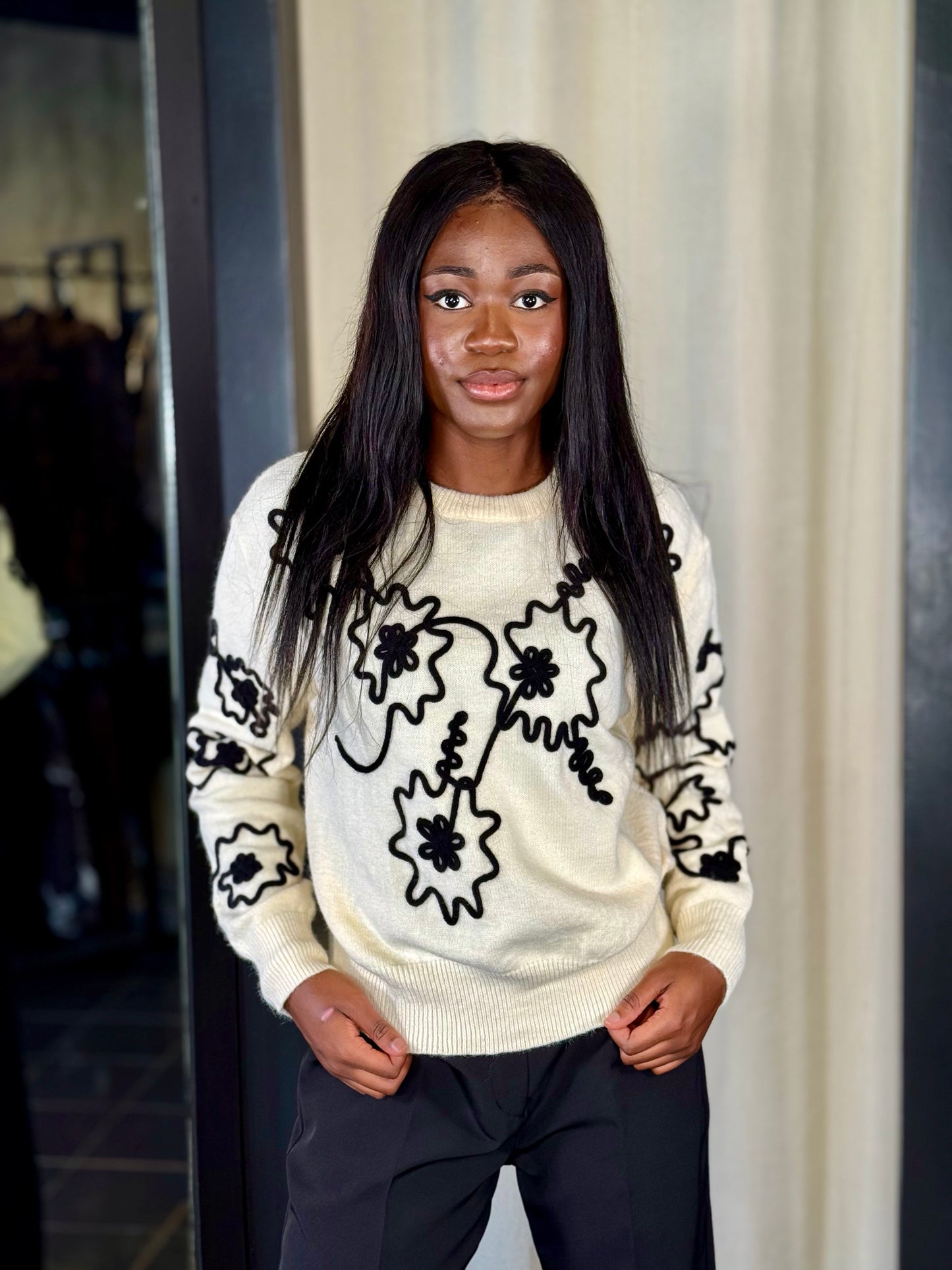 Maglione girocollo bianco con ricamo nero in taglia unica 2226