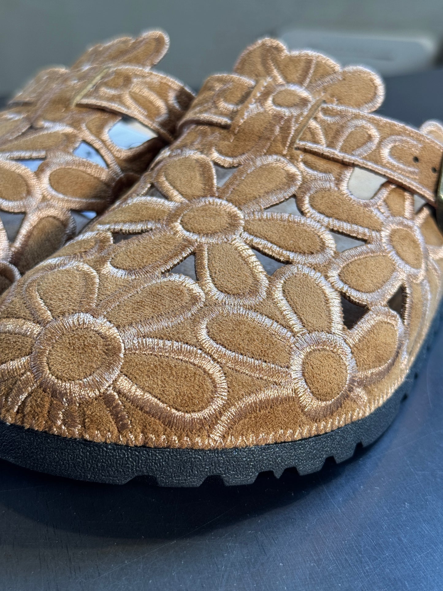 Ciabatta con fibbia e fiori beige 2498