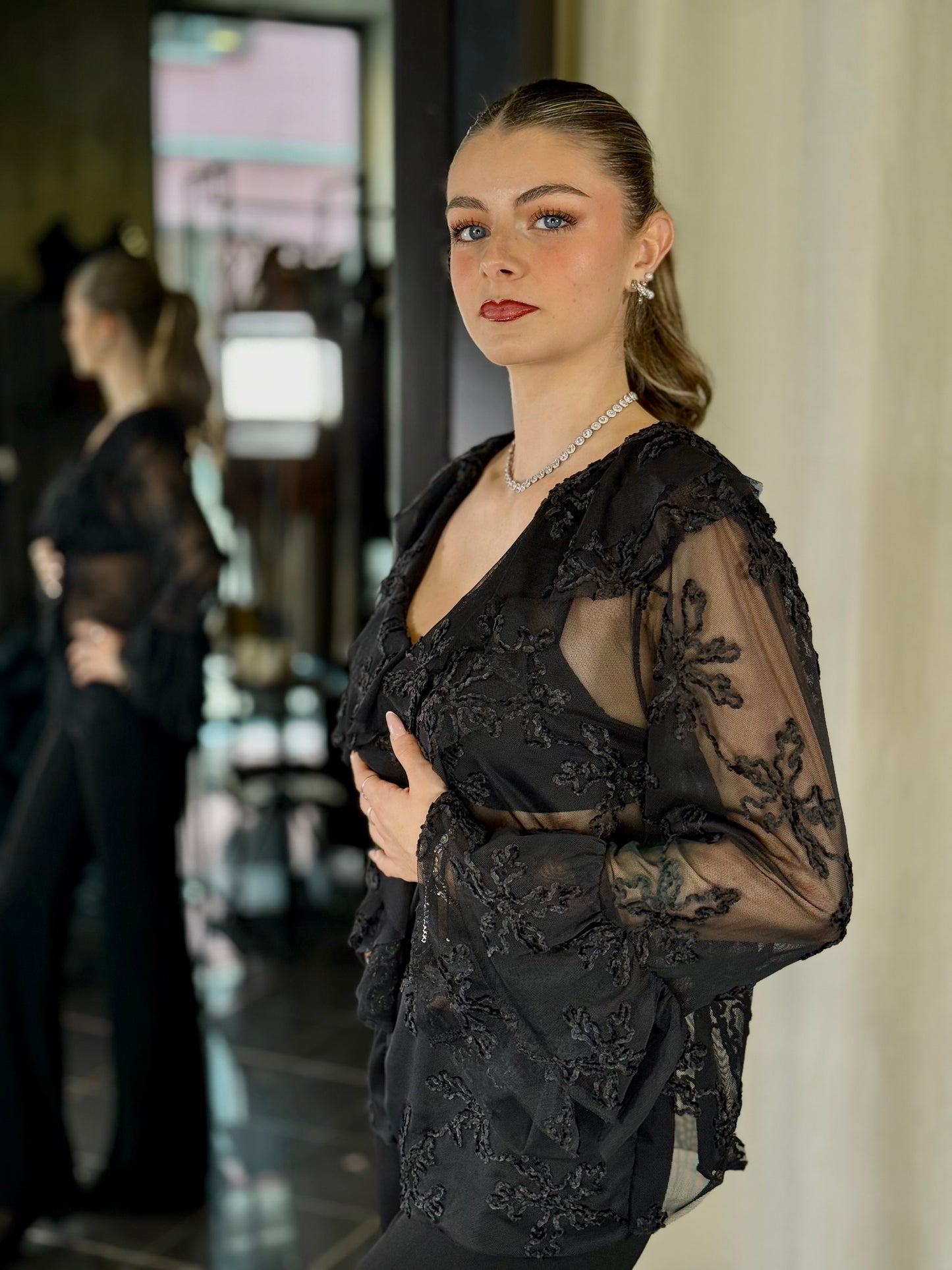 Blusa nero con ricamo effetto broccato in taglia unica 2210