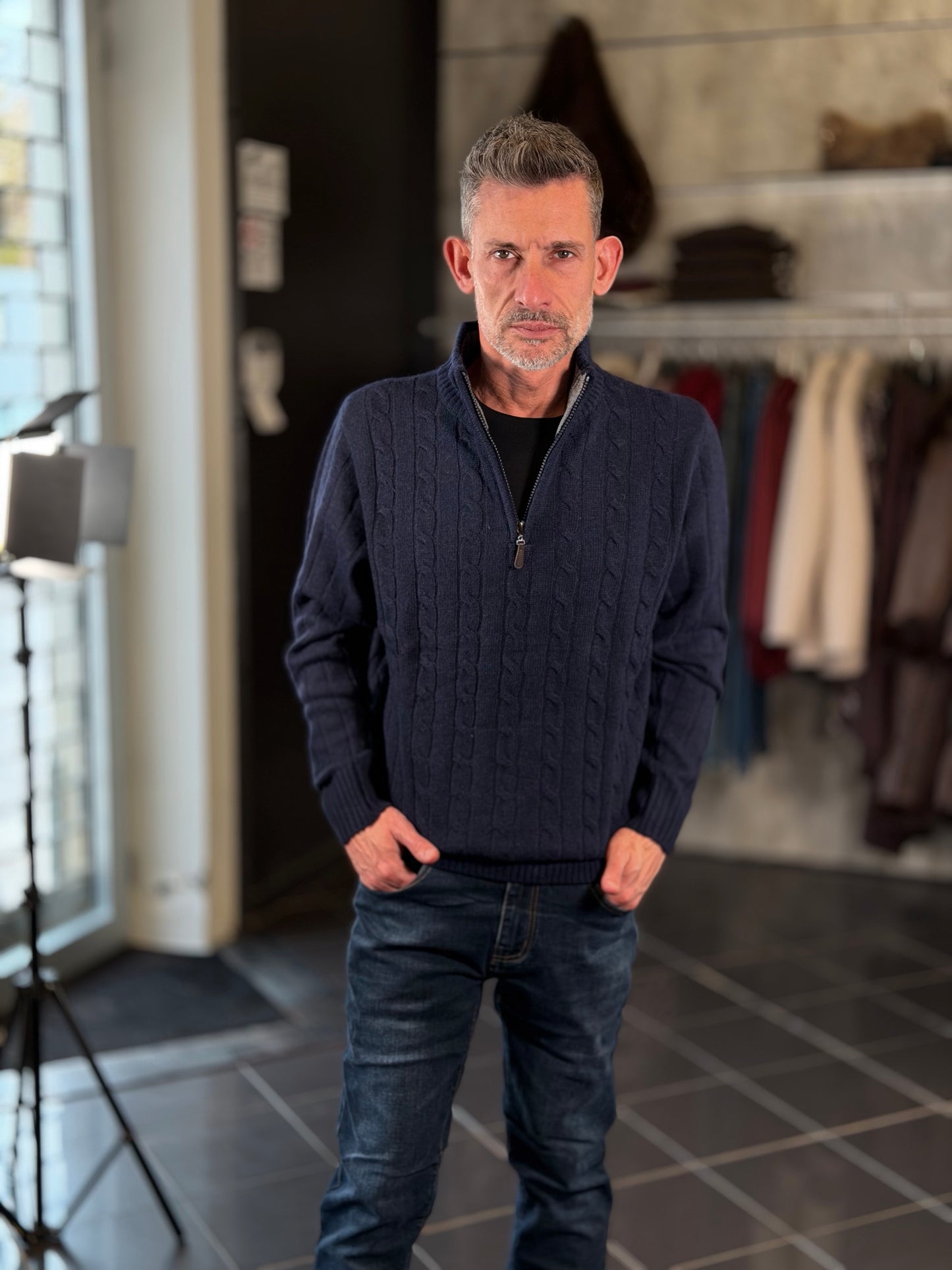 Maglione blu con trecce e zip 2591