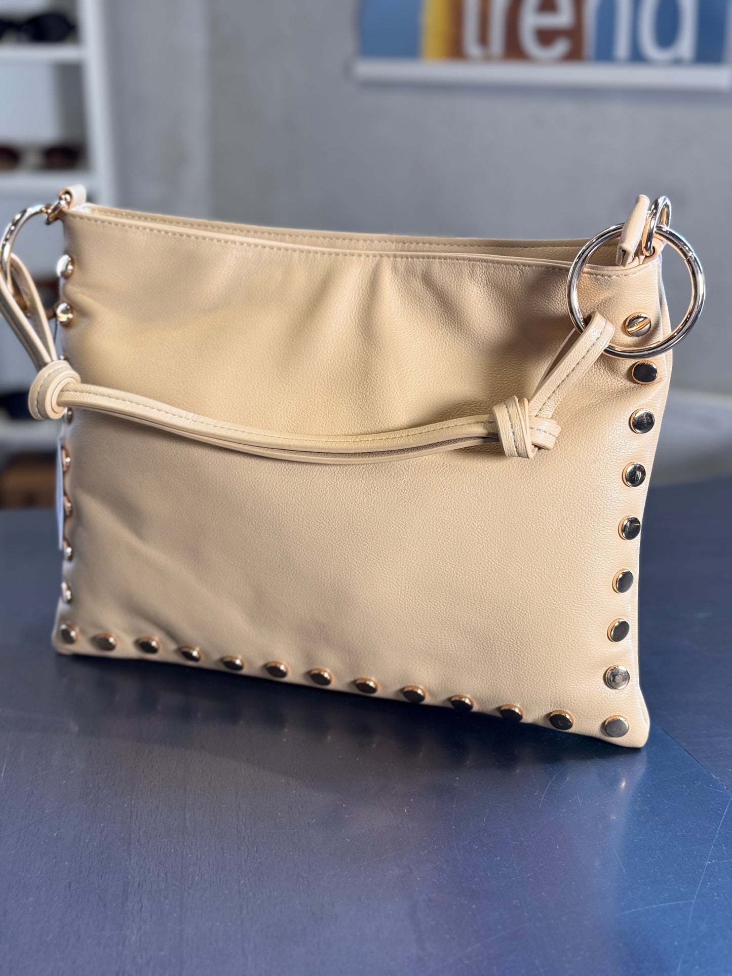 Borsa beige con borchie oro tracolla all’interno 2569