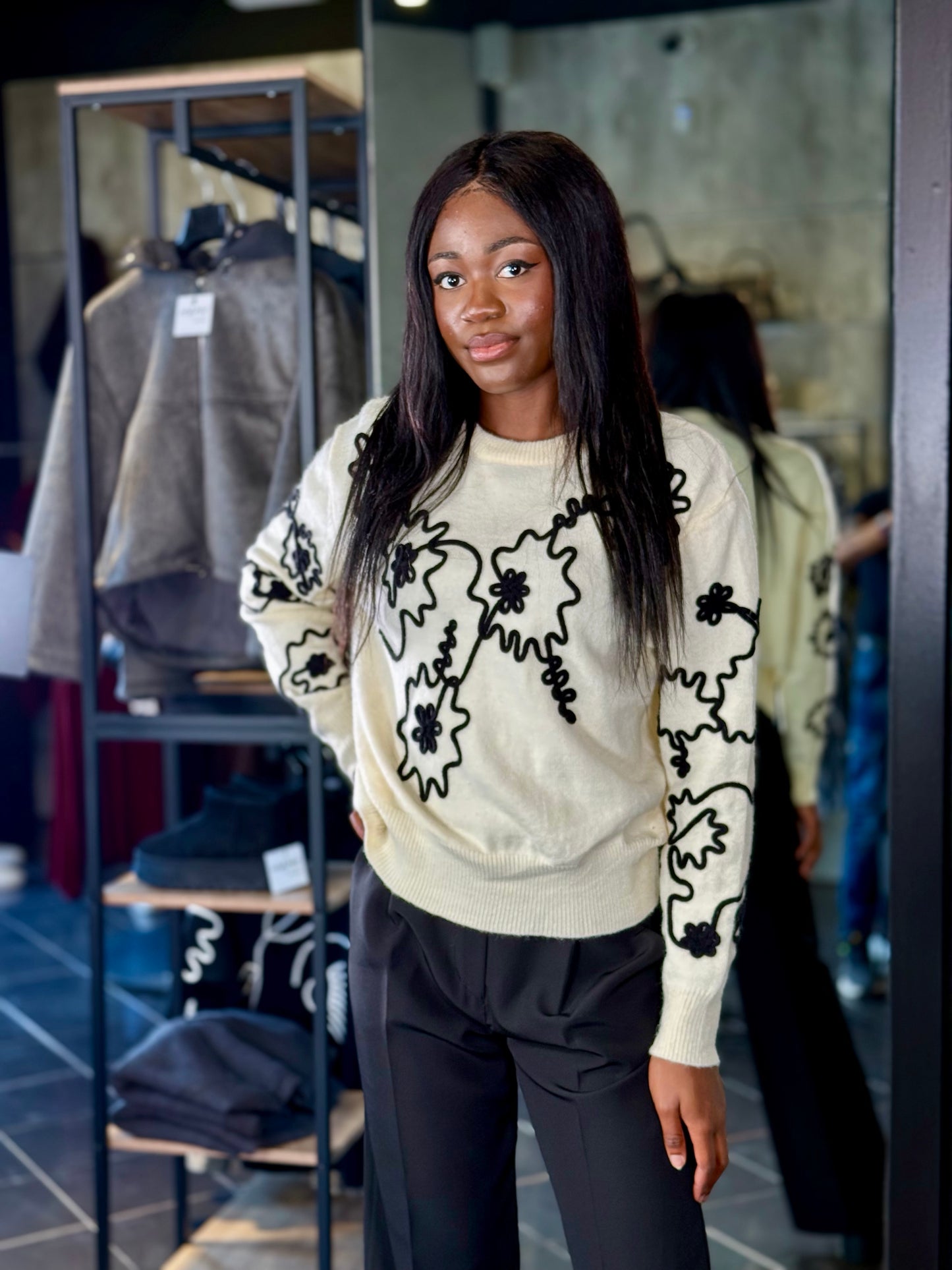 Maglione girocollo bianco con ricamo nero in taglia unica 2226