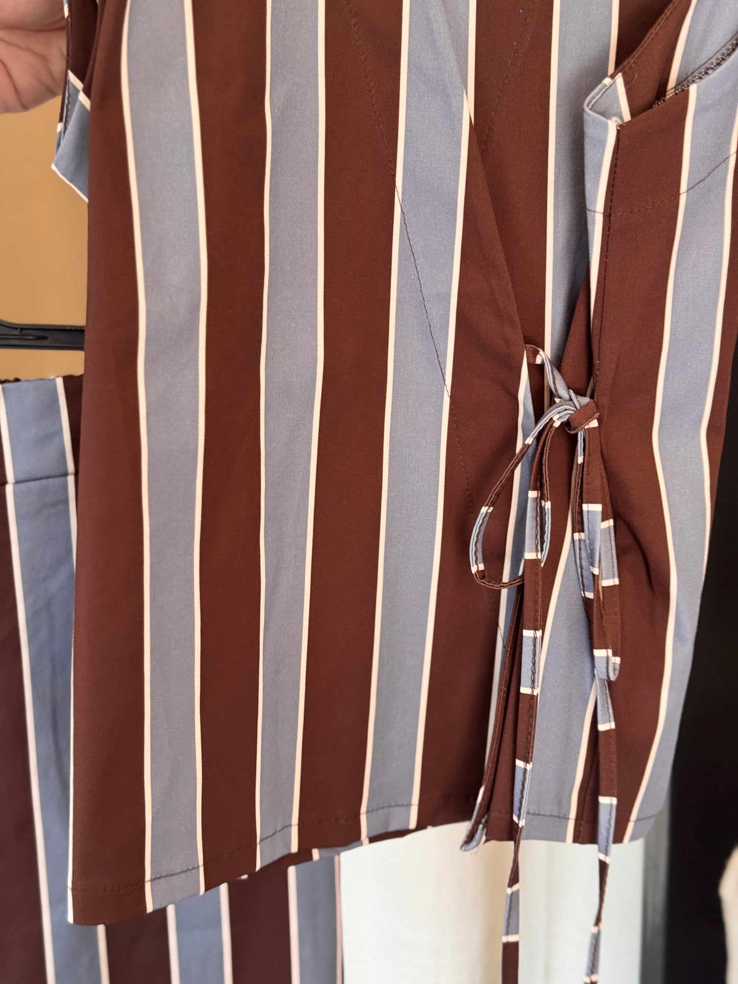 Completo (gilet + pantalone) a righe marrone e azzurro in taglia unica 2926