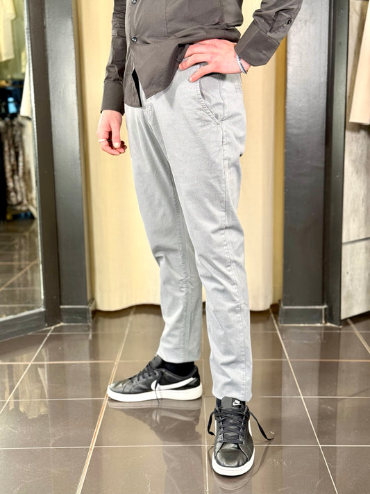 Pantalone grigio con microfantasia tono su tono 177