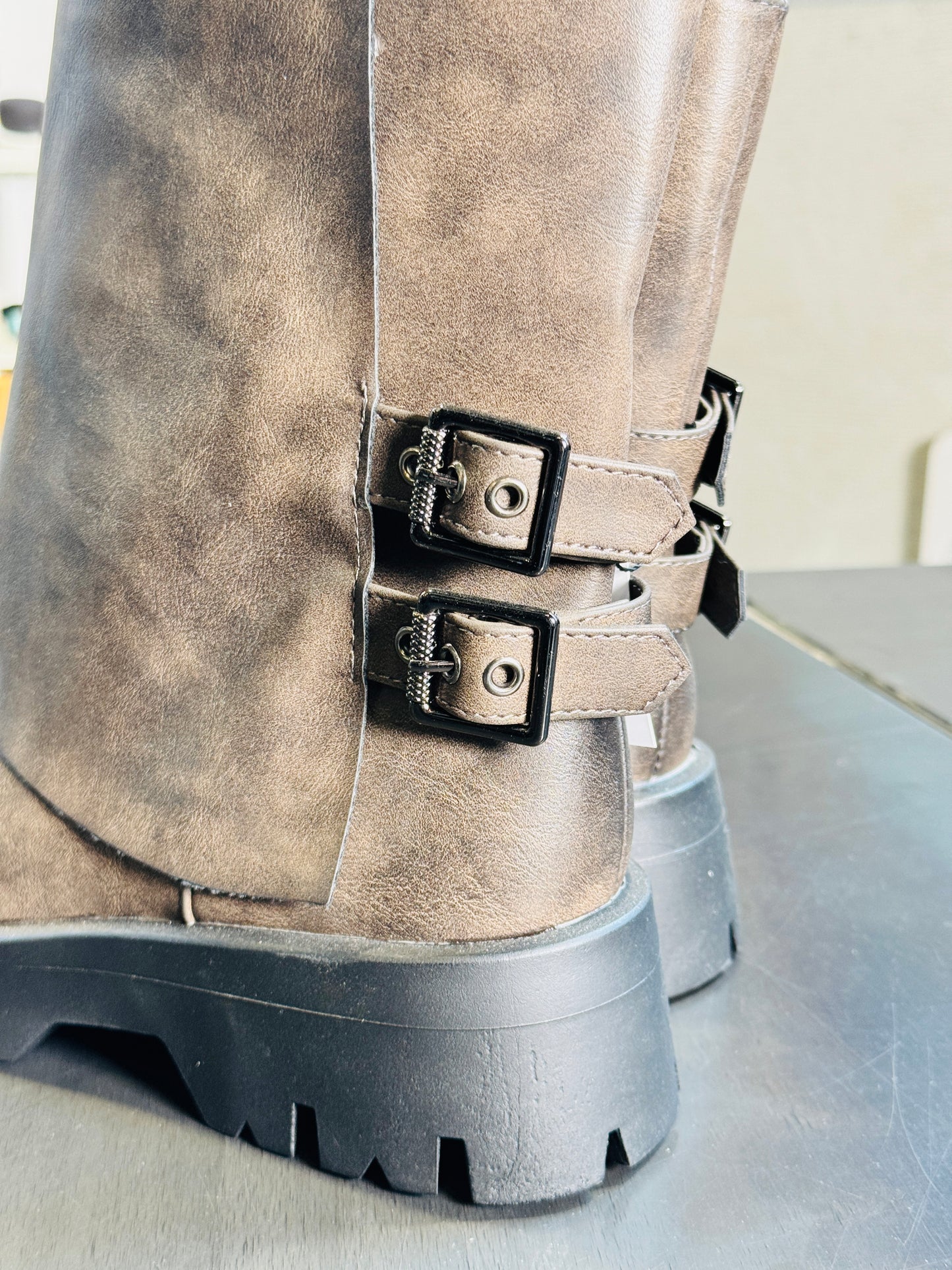 Stivale marrone con fibbie 2206