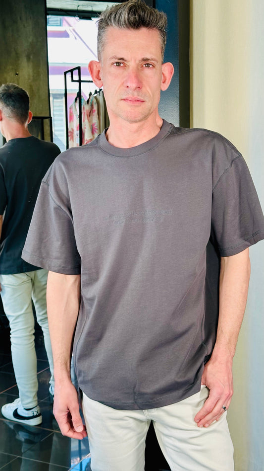 T-shirt oversize grigia con scritta tono su tono 461
