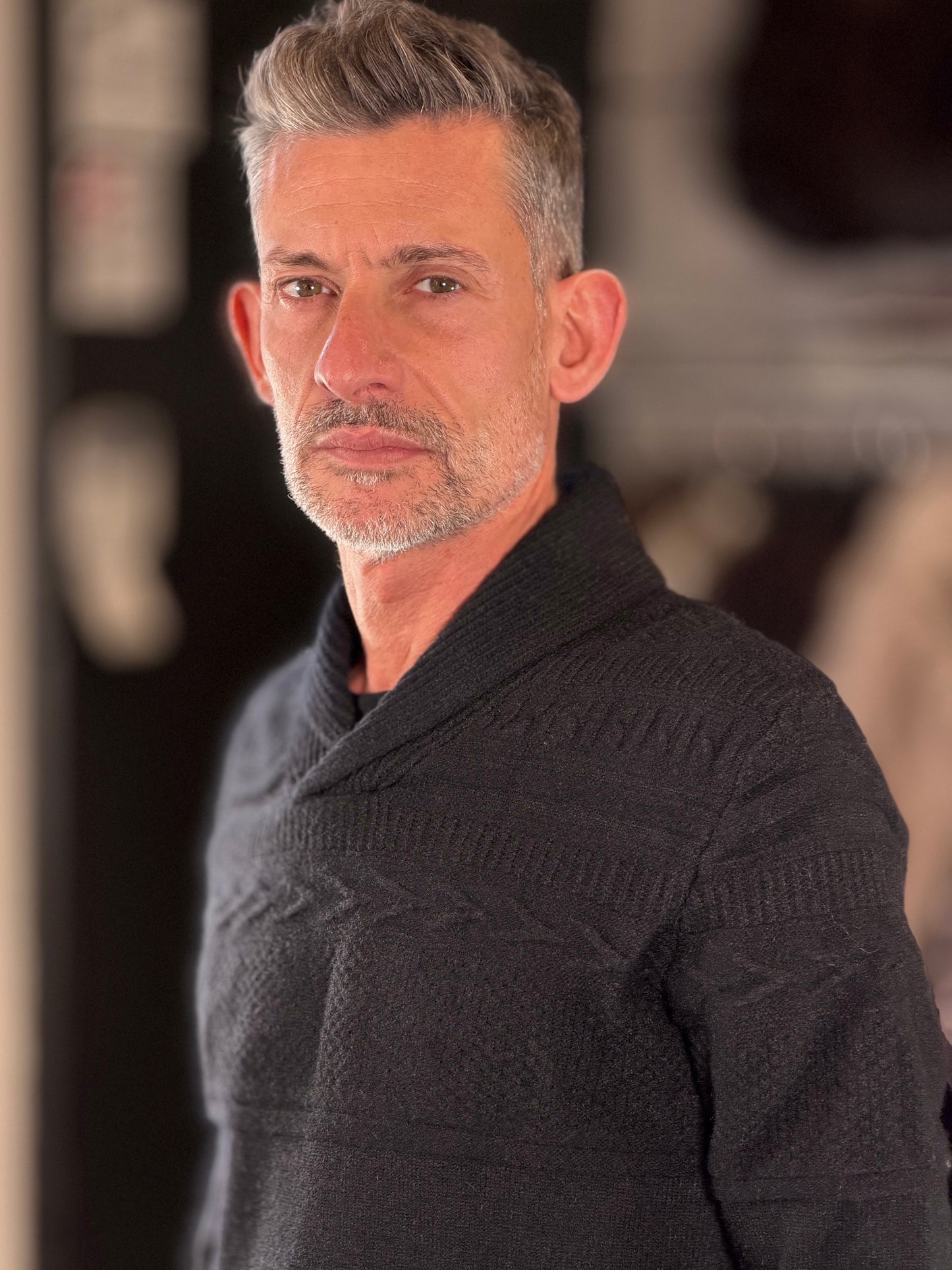 Maglione nero con collo a scialle 2568