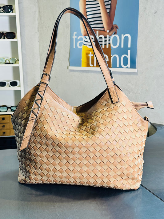 Borsa in similpelle a spalla intrecciata beige con tracolla all’interno 2390