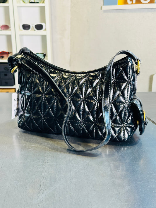 Borsa a spalla in similpelle lucida nera con impunture e tracolla all’interno 2368