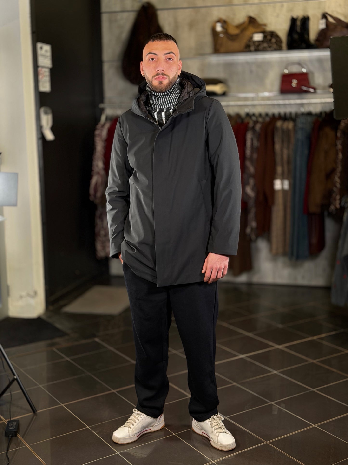 Piumino nero lungo con cappuccio 2486