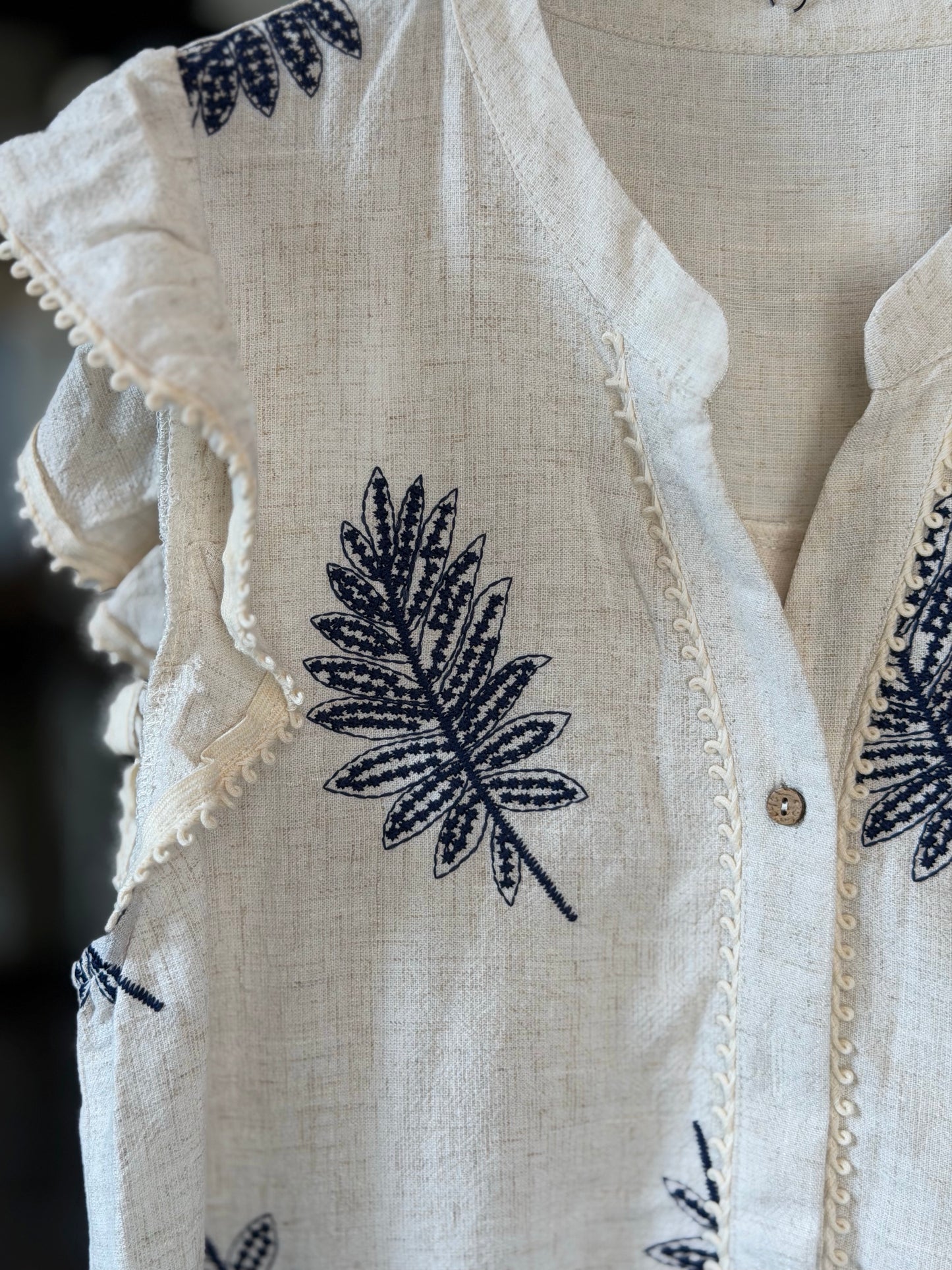 Camicia sabbia con ricami foglie blu in taglia unica 2492