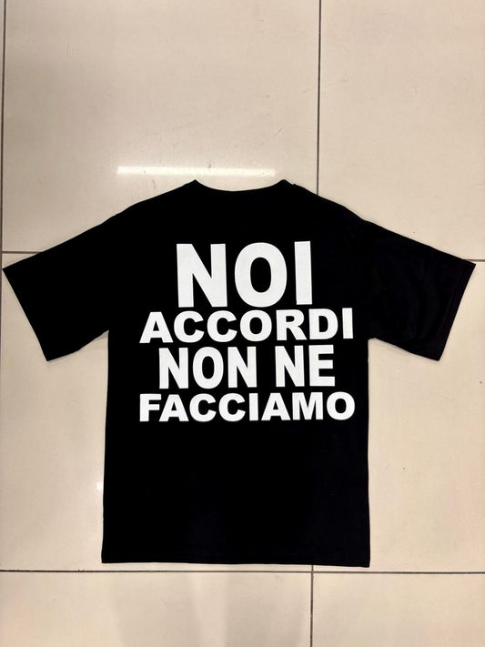 T-shirt nera oversize con scritta dietro 2334