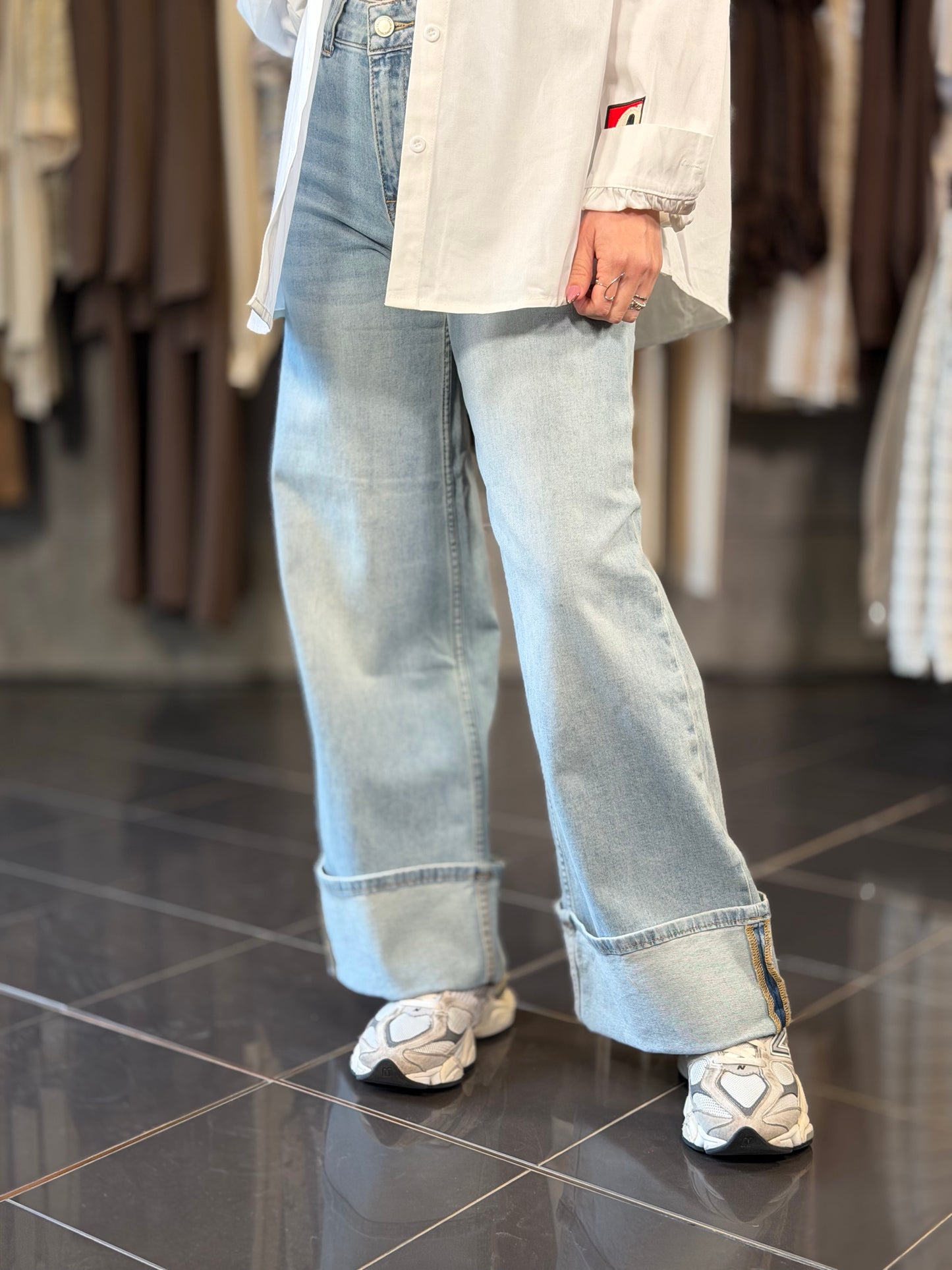 Jeans chiaro largo con risvolto sul fondo 2249