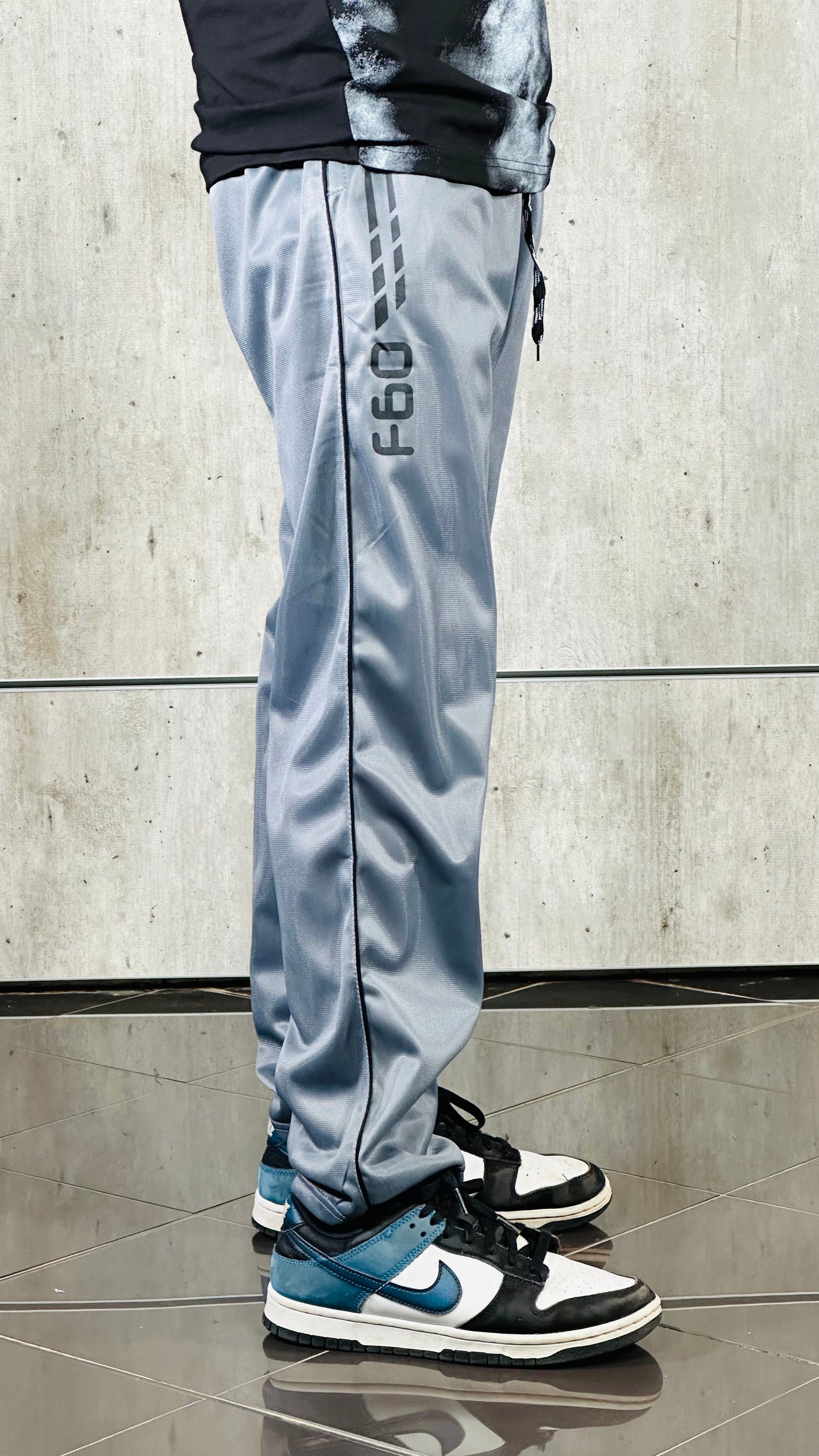 Pantalone tuta acetato grigio con banda 304