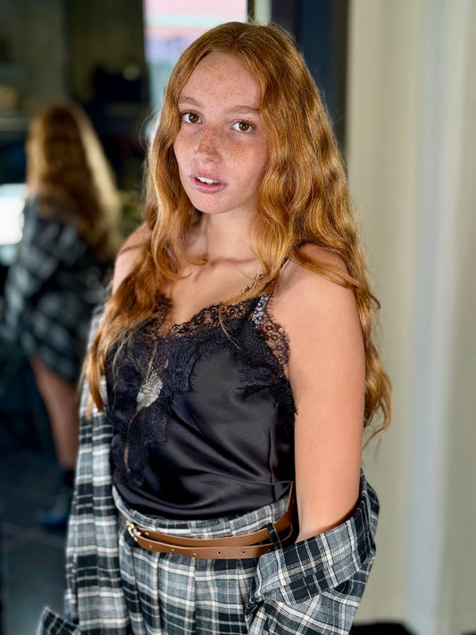 Top satinato asimmetrico con pizzo nero in taglia unica 2164