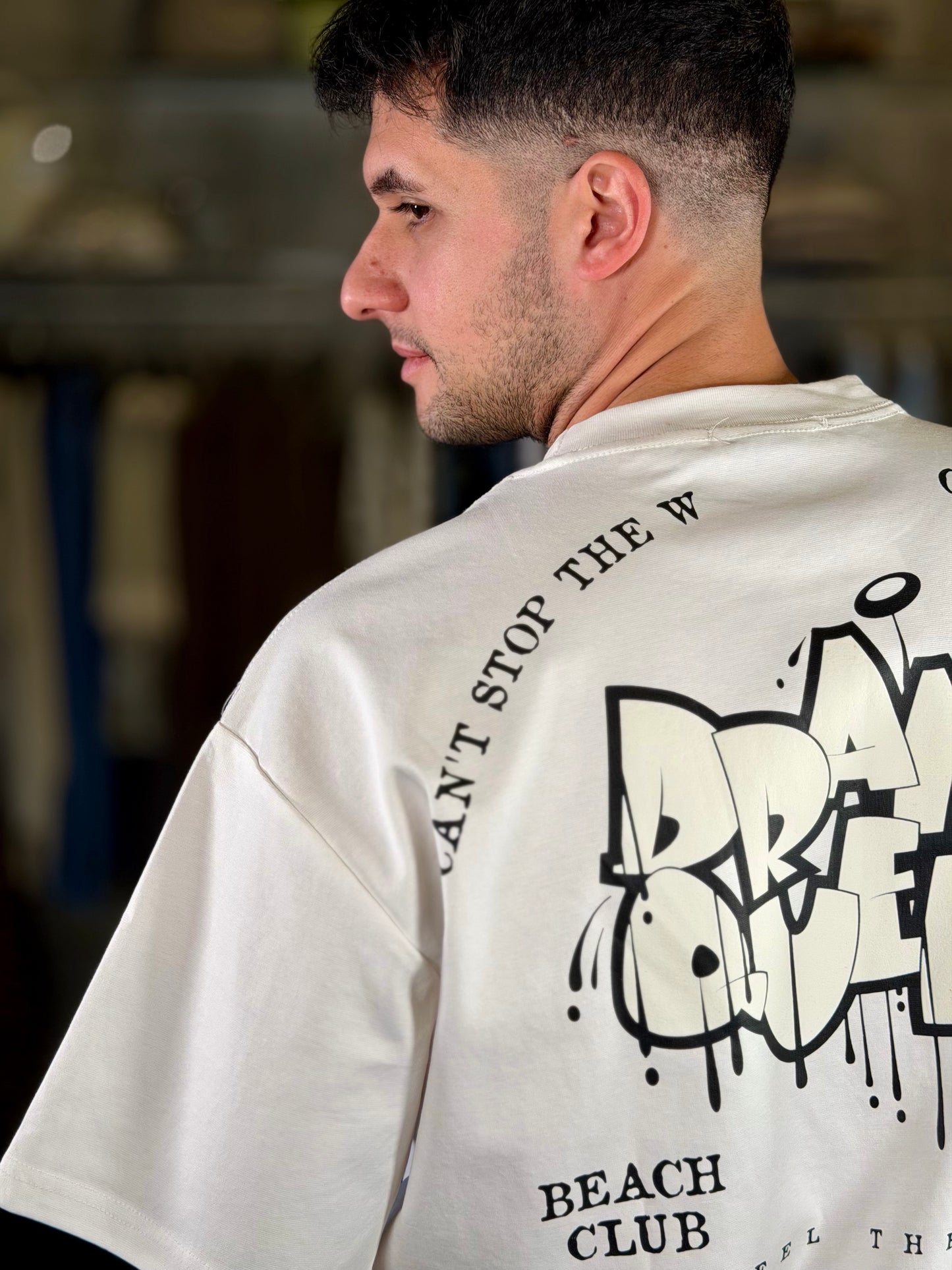 T-shirt oversize bianca con scritta e stampa dietro 2105