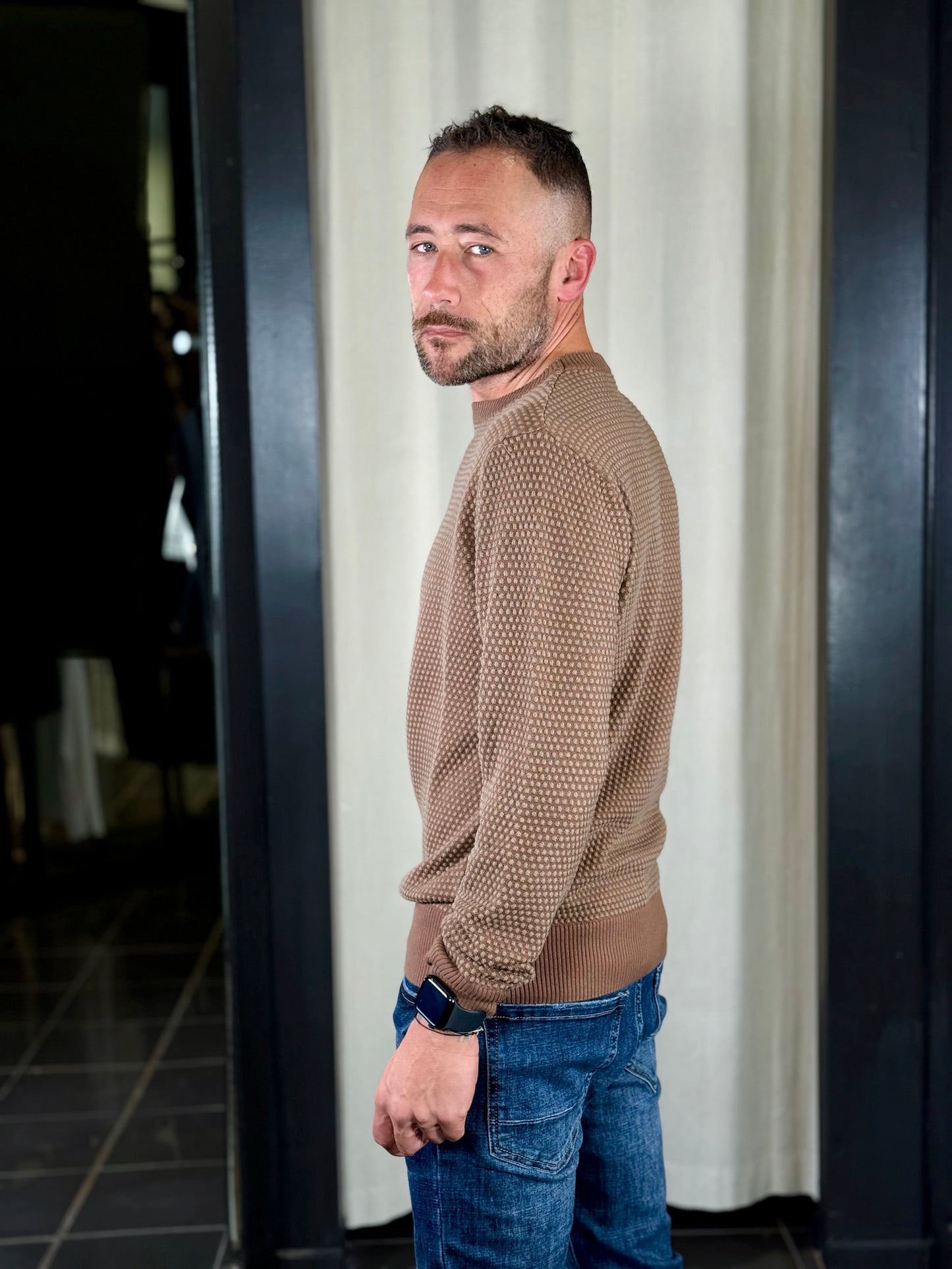 Maglioncino girocollo con pois in tono su tono marrone 2351