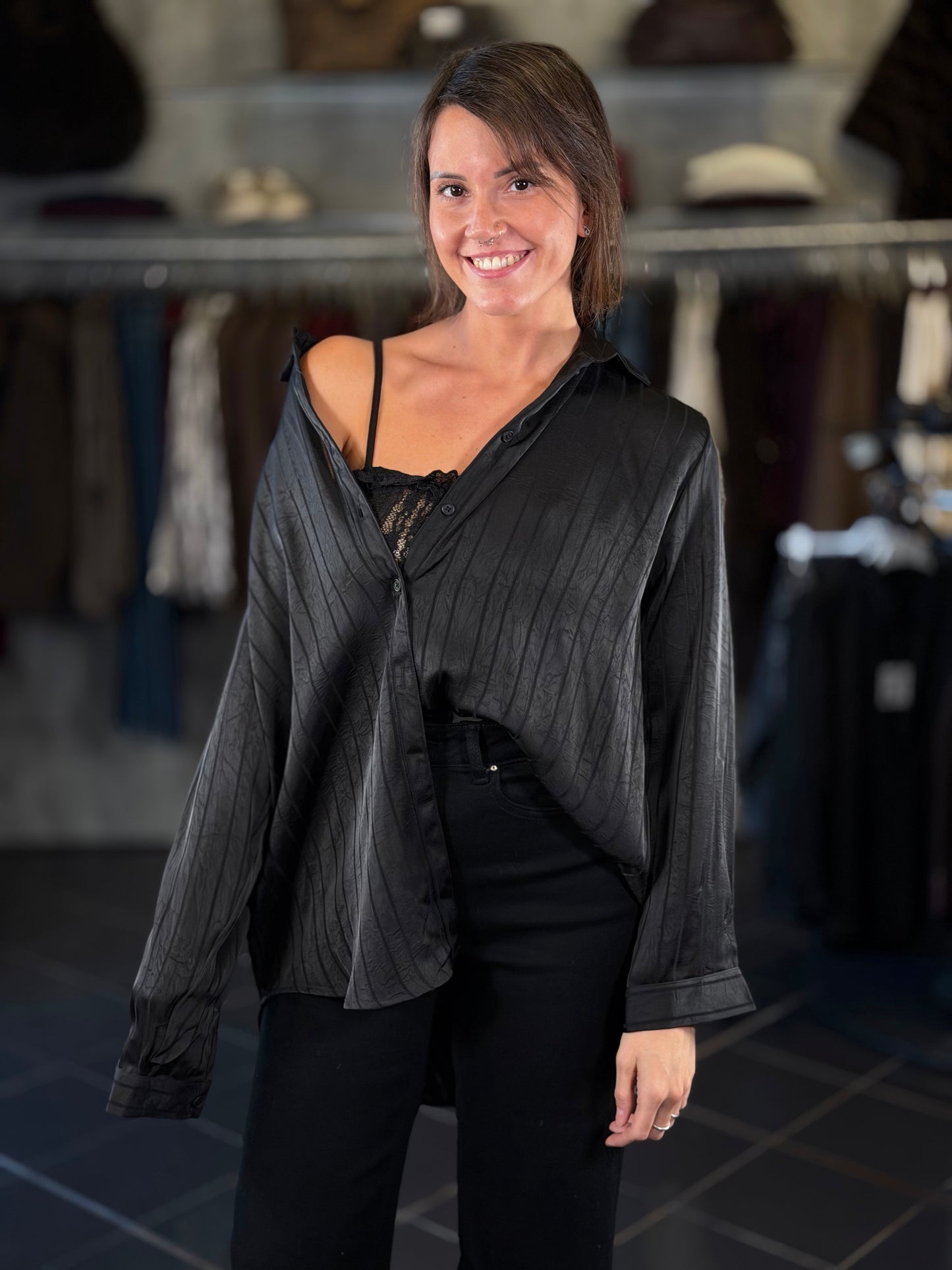 Camicia nera effetto satinato in taglia unica 2442