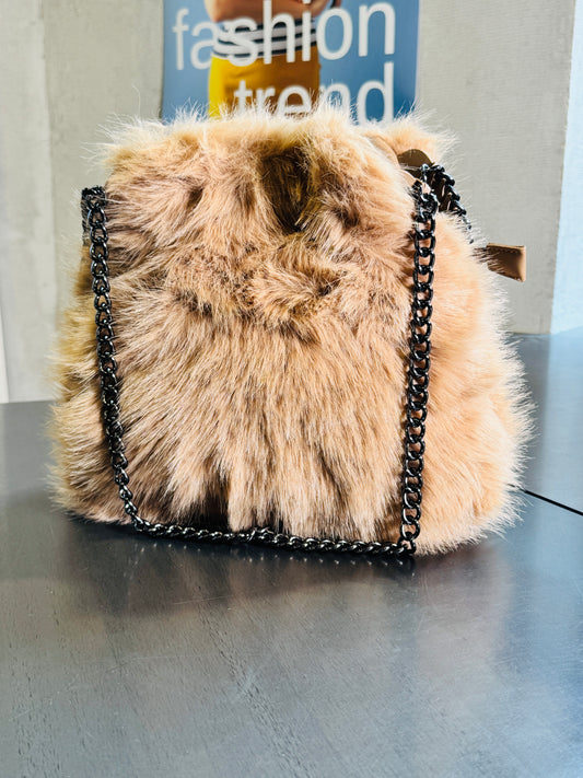 Borsa a spalla peluche beige con catena argento 2389