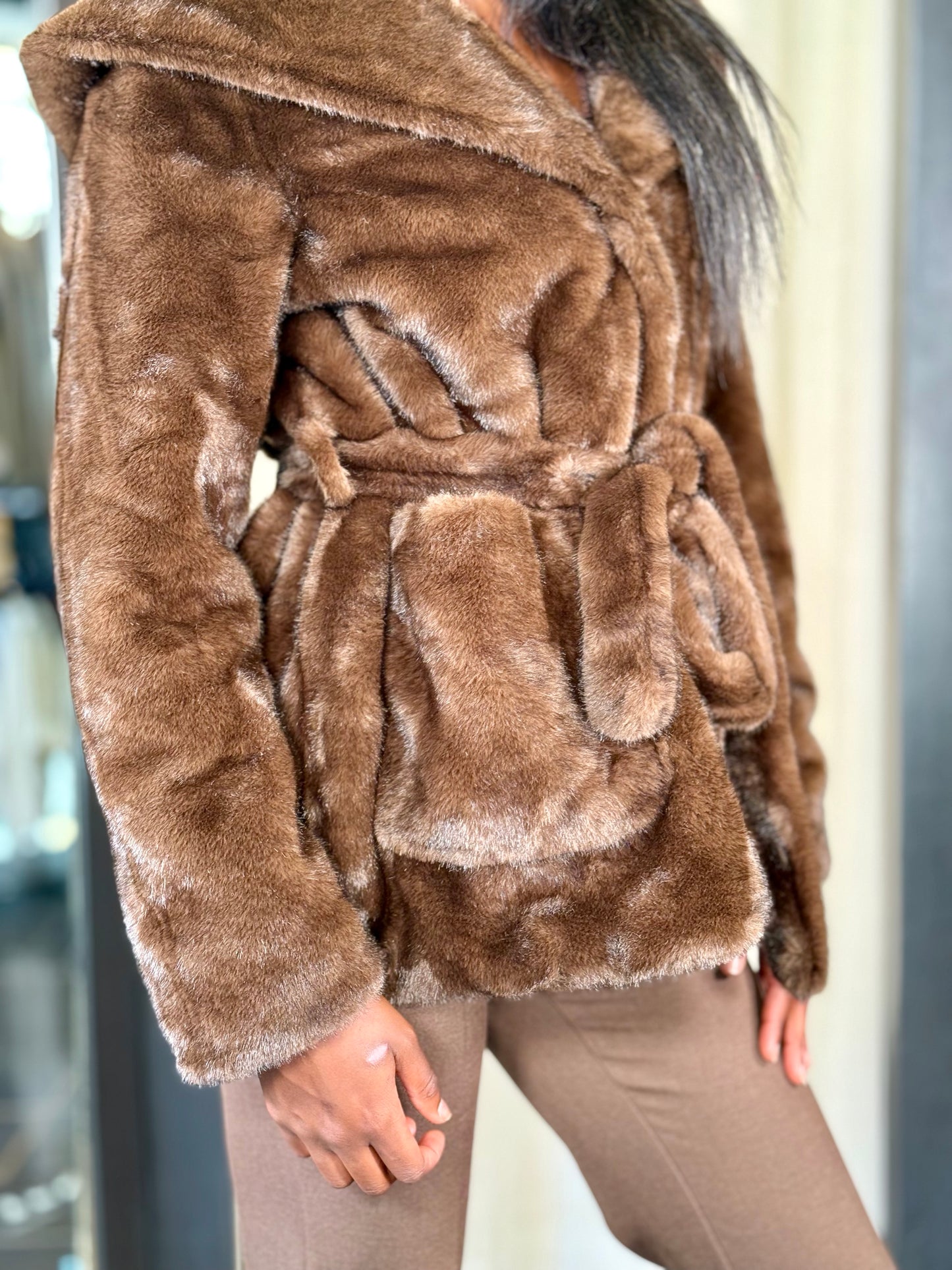 Eco pelliccia marrone con cappuccio e fusciacca in taglia unica 2175