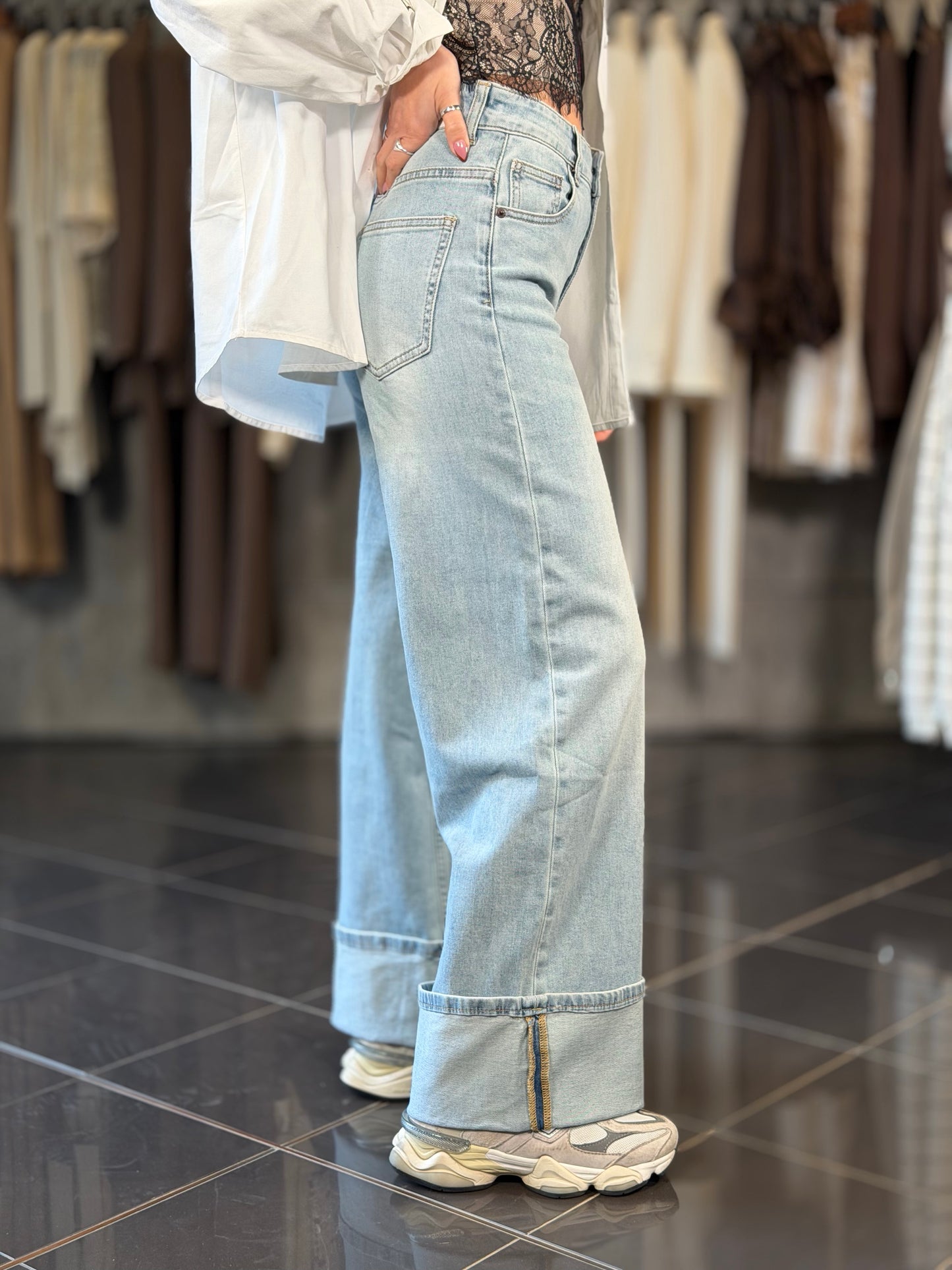 Jeans chiaro largo con risvolto sul fondo 2249