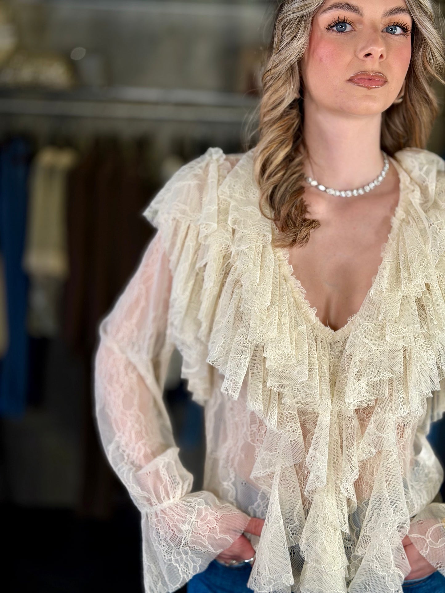 Blusa in pizzo con volant panna in taglia unica 2023