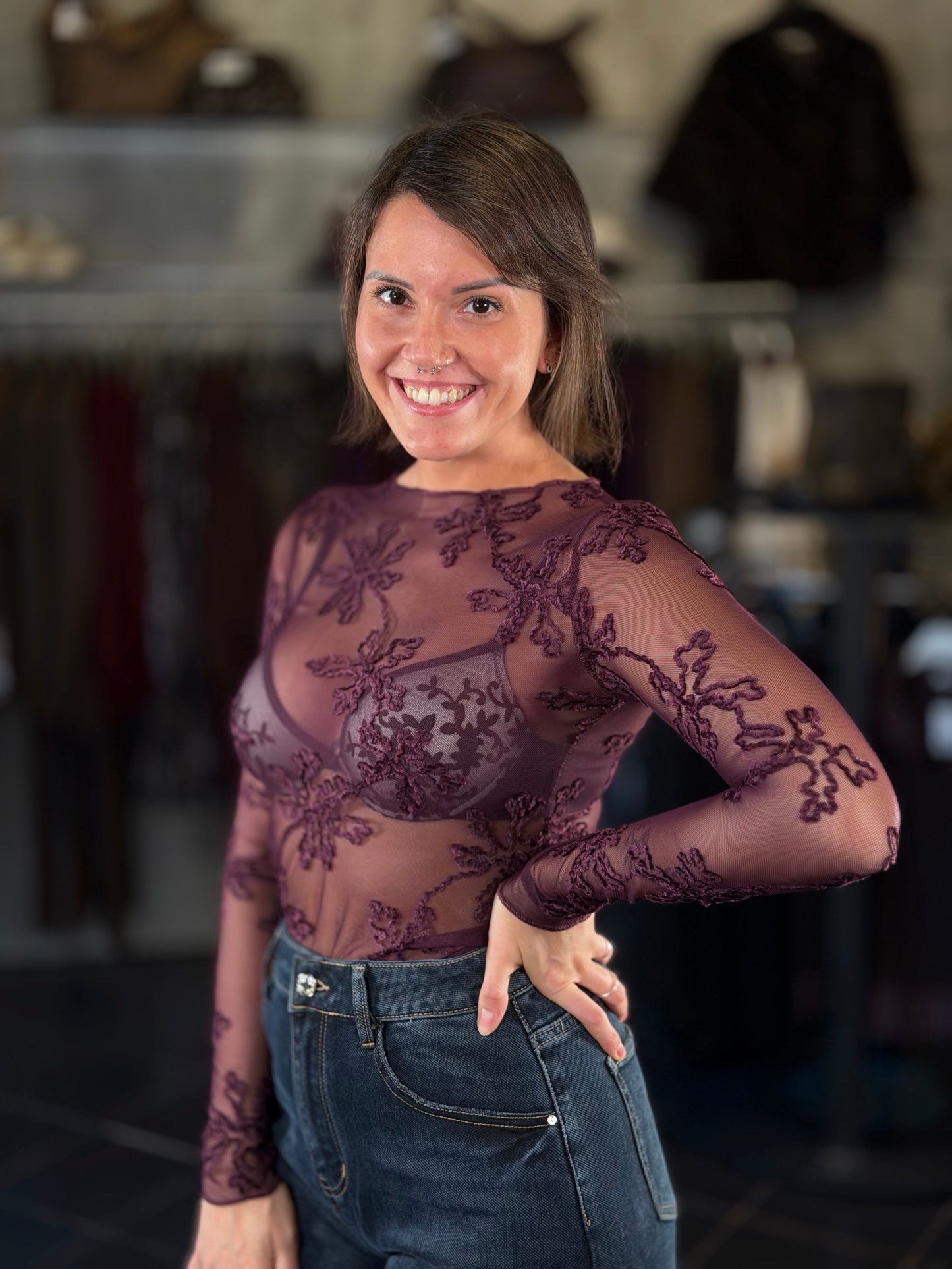 Maglia effetto pizzo Borgogna con ricamo tono su tono in taglia unica 2421