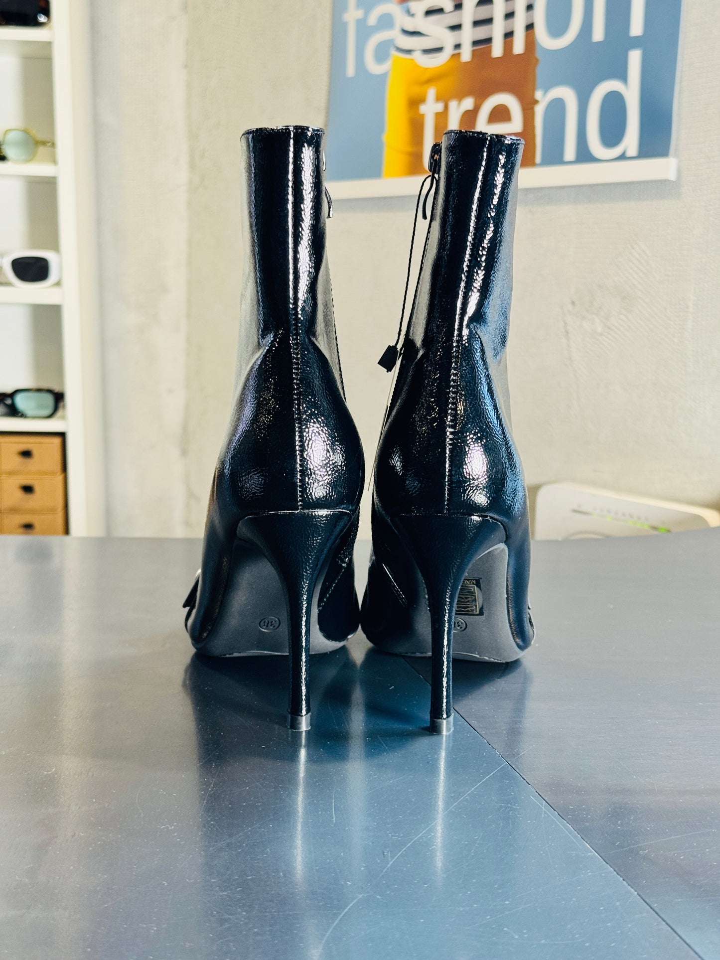 Tronchetto effetto vinile nero con fibbia borchiata 2862