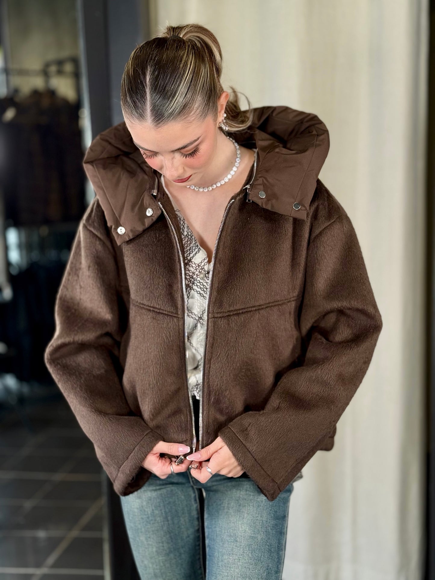 Giubbino effetto peluche marrone con cappuccio rimovibile 2183