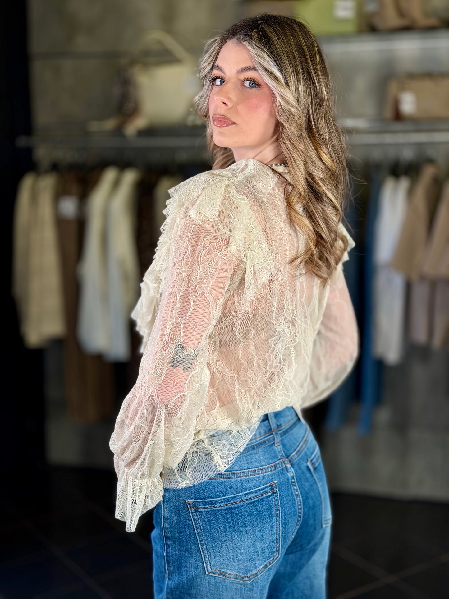 Blusa in pizzo con volant panna in taglia unica 2023